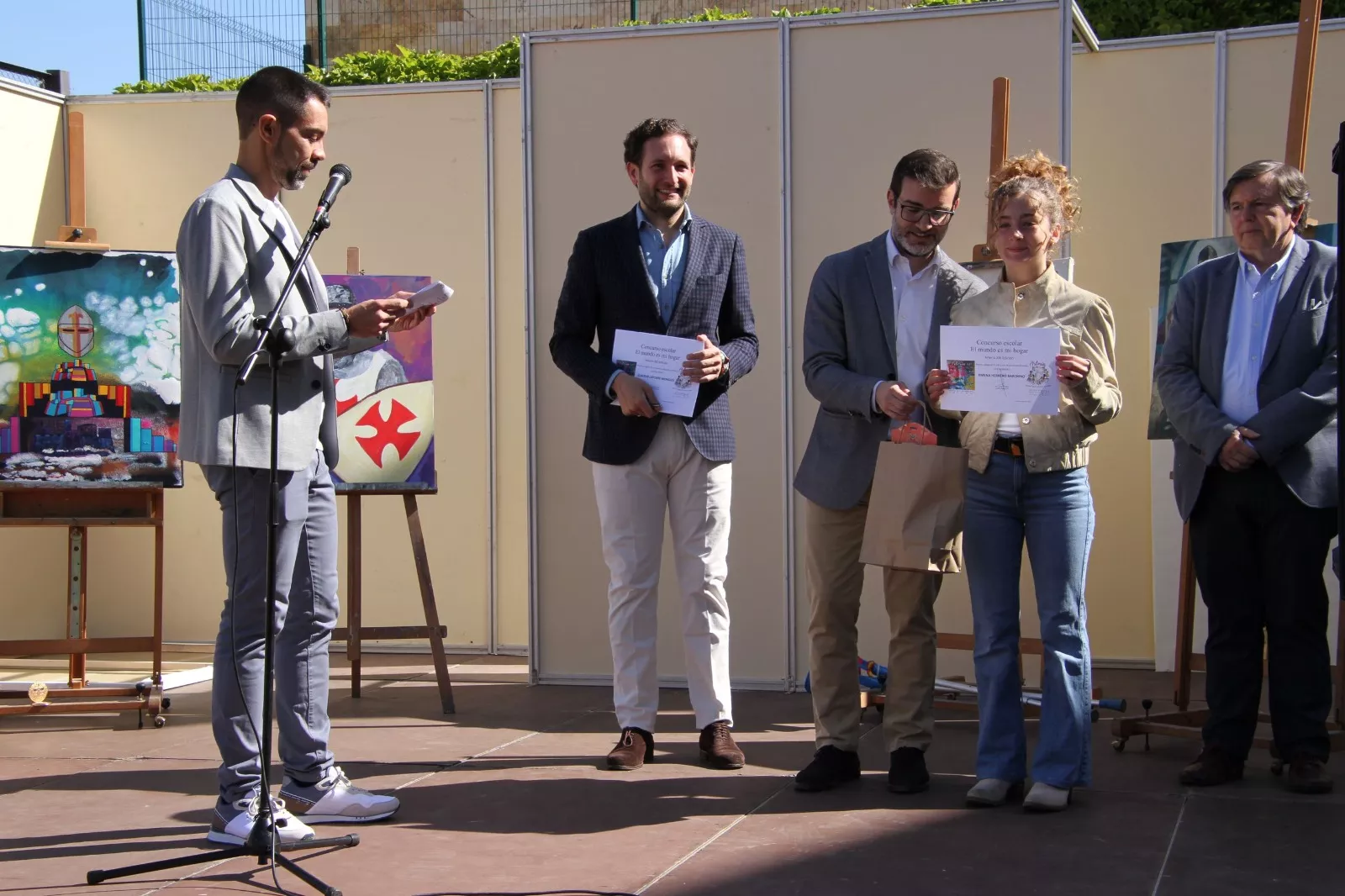 Entrega de menciones y obsequios escolares. Foto Carlos Neofato