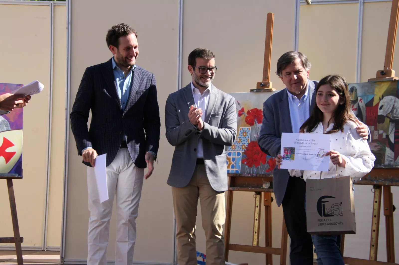 Entrega de menciones y obsequios escolares. Foto Carlos Neofato