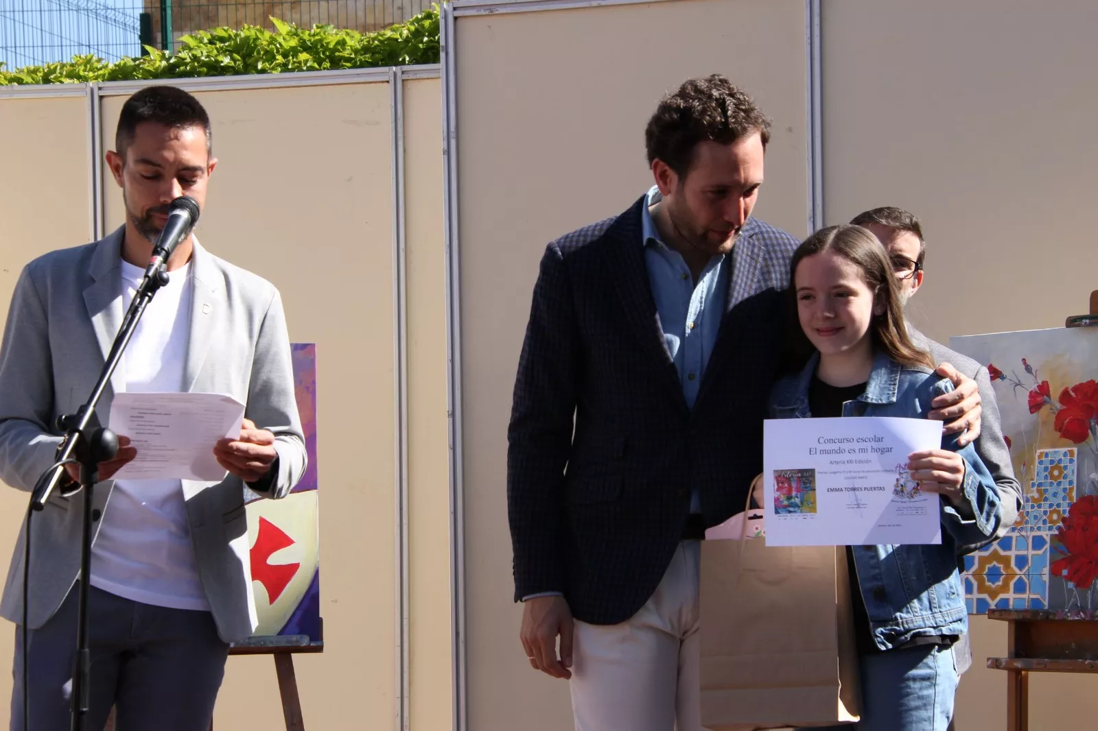 Entrega de menciones y obsequios escolares. Arteria convierte a Monzón en la cita de artistas internacionales y locales con su público. Foto Carlos Neofato