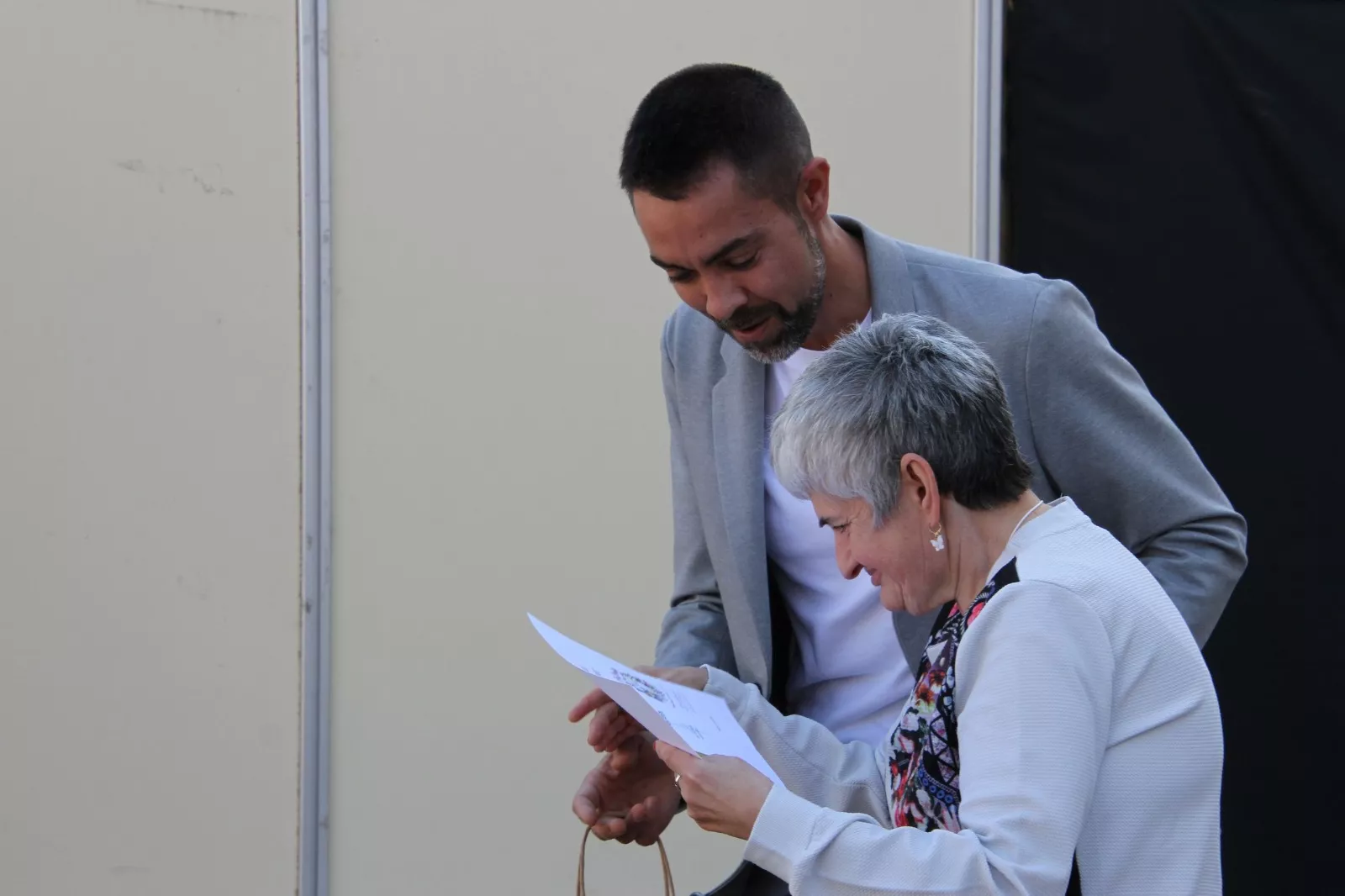 Entrega de menciones y obsequios escolares. Foto Carlos Neofato