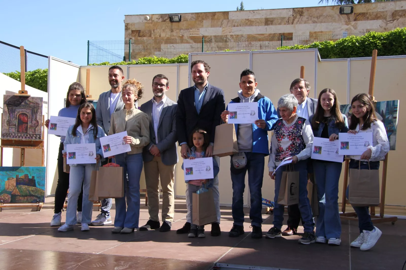 Entrega de menciones y obsequios escolares. Foto Carlos Neofato