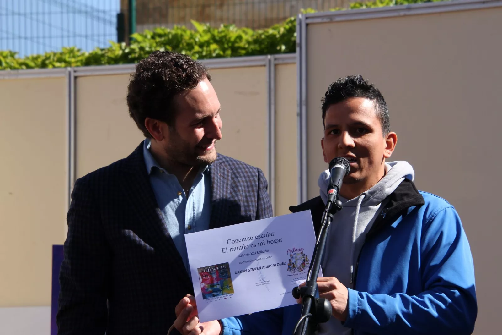 Entrega de menciones y obsequios escolares. Foto Carlos Neofato