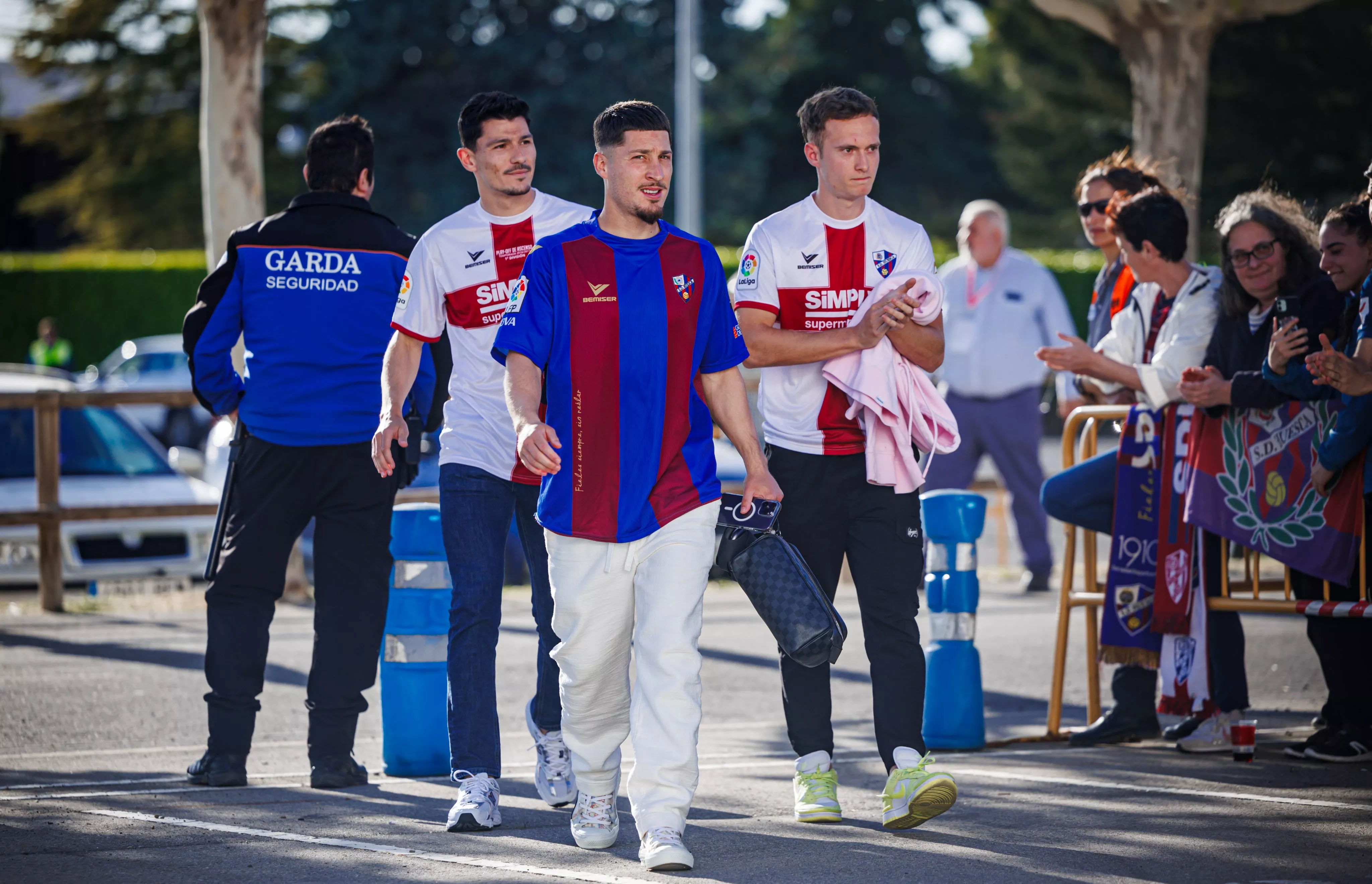 Imágenes de la llegada de los jugadores del Huesca al derbi aragonés