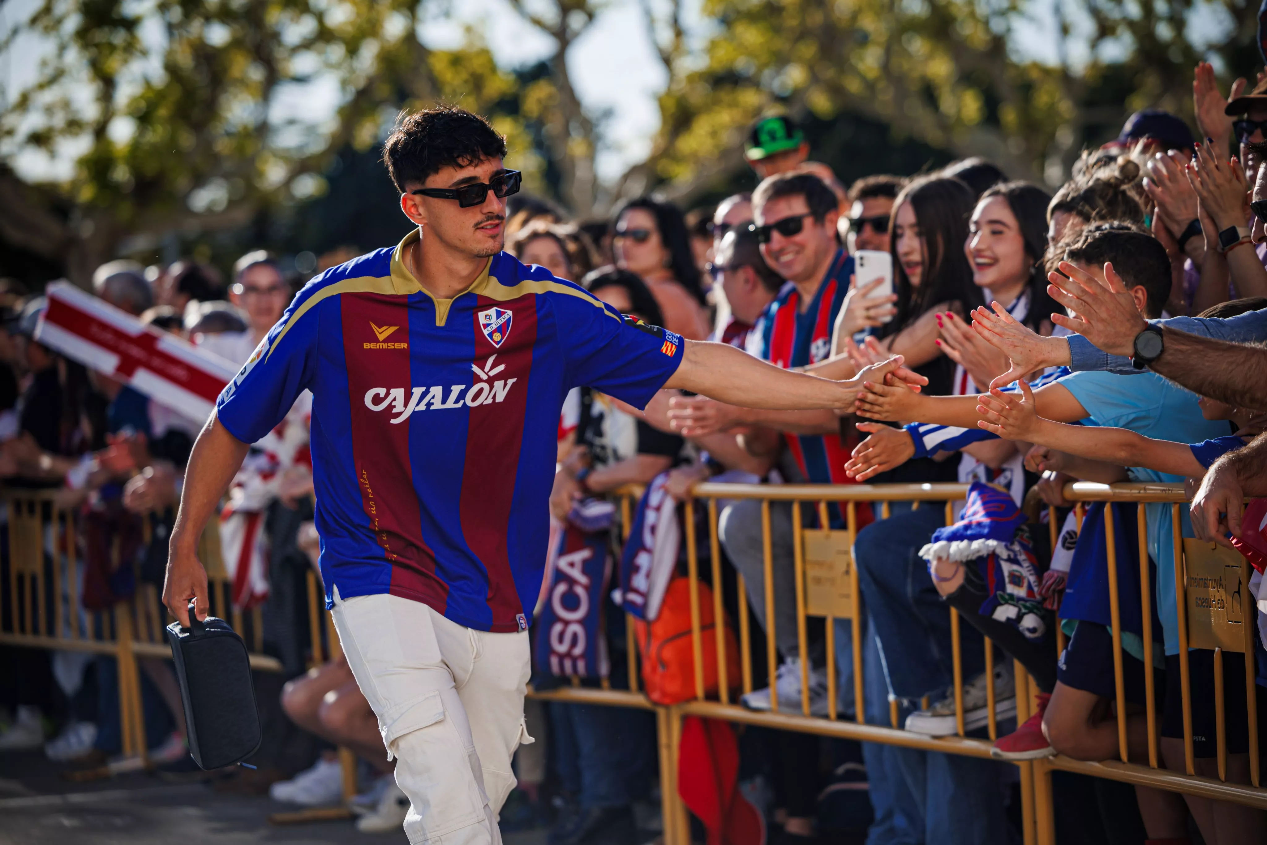 Imágenes de la llegada de los jugadores del Huesca al derbi aragonés