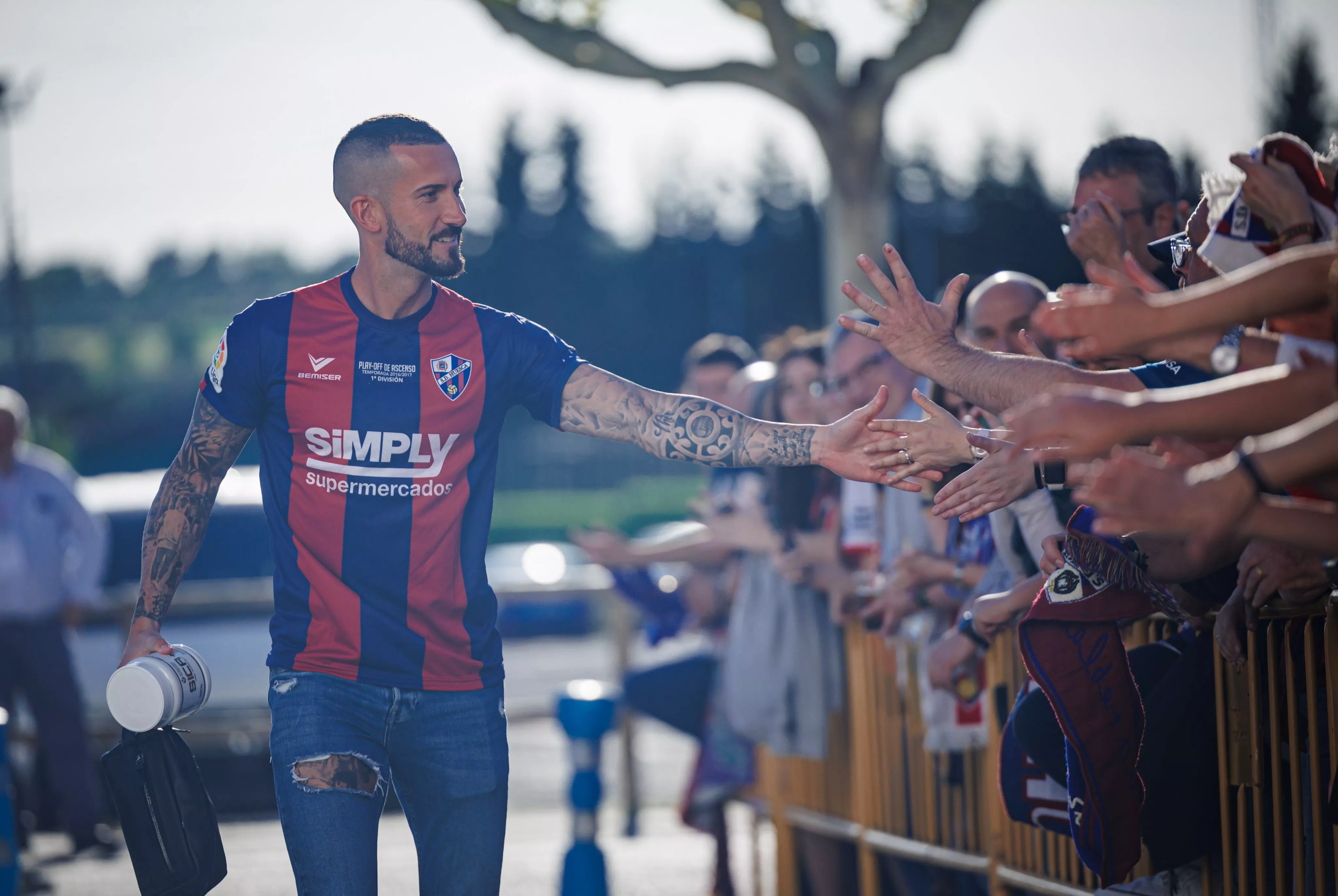Imágenes de la llegada de los jugadores del Huesca al derbi aragonés