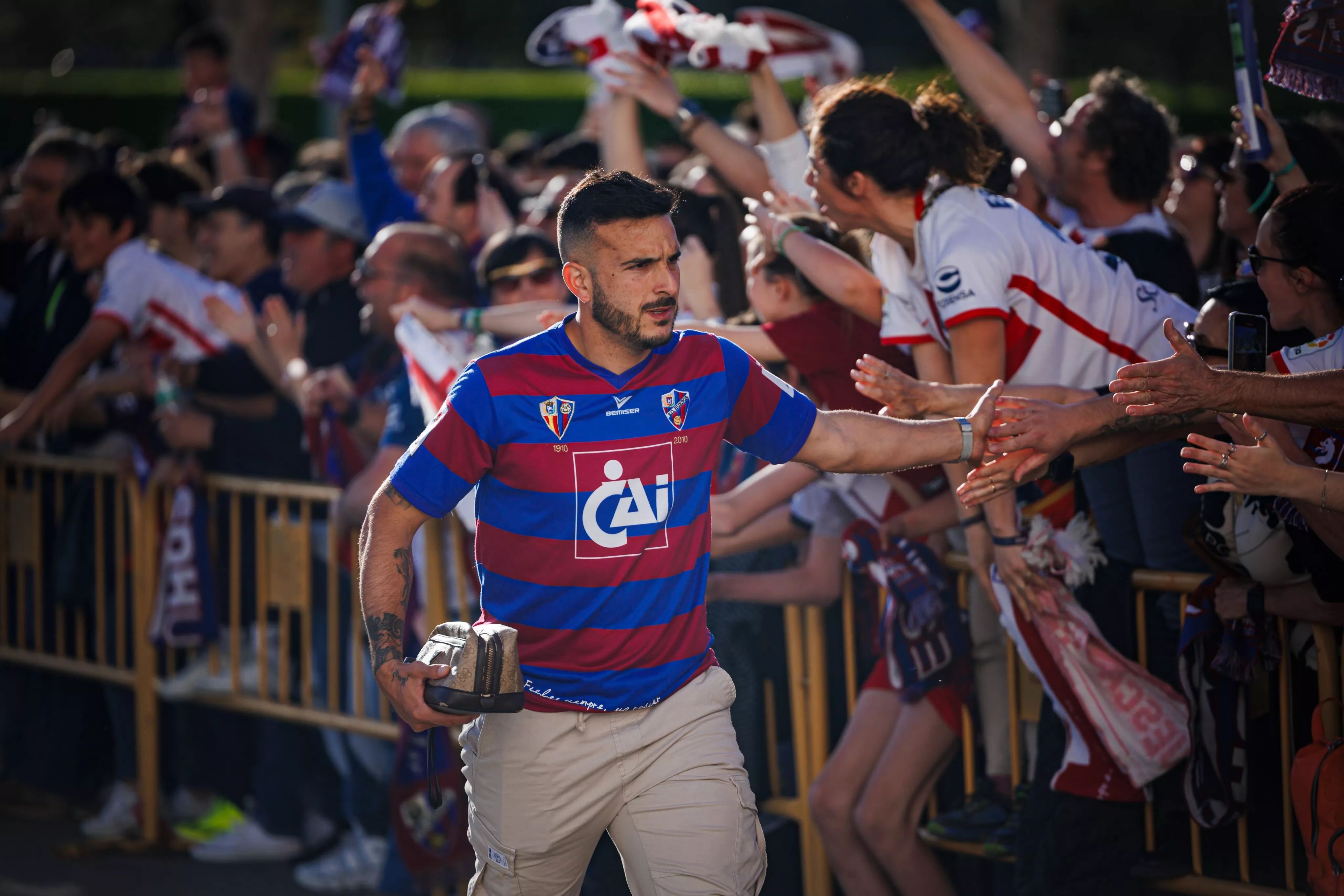 Imágenes de la llegada de los jugadores del Huesca al derbi aragonés
