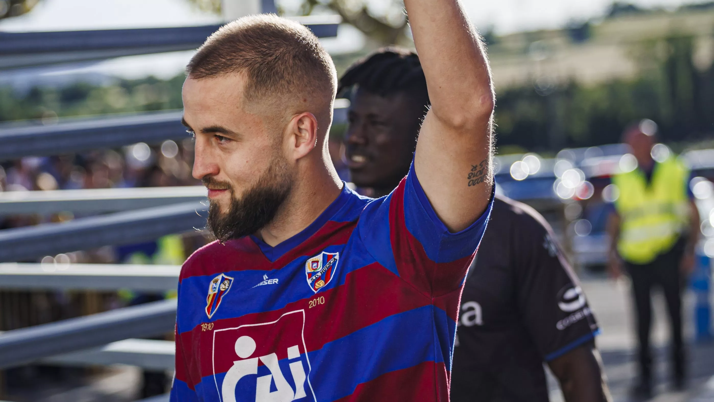 Imágenes de la llegada de los jugadores del Huesca al derbi aragonés