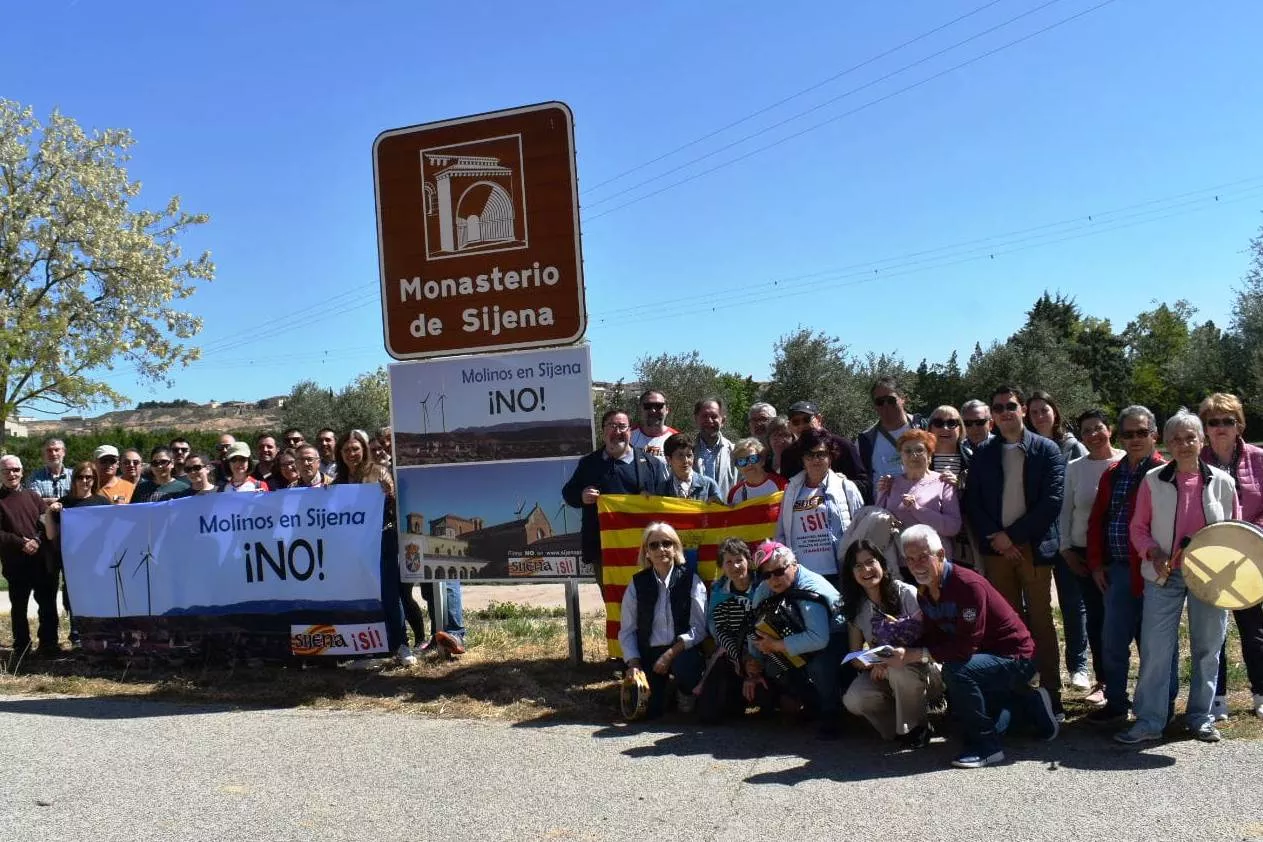 Protesta contra la instalación de molinos que amenazan la belleza paisajística del Real Monasterio de Sijena. Protesta contra la instalación de molinos que amenazan la belleza paisajística del Real Monasterio de Sijena.