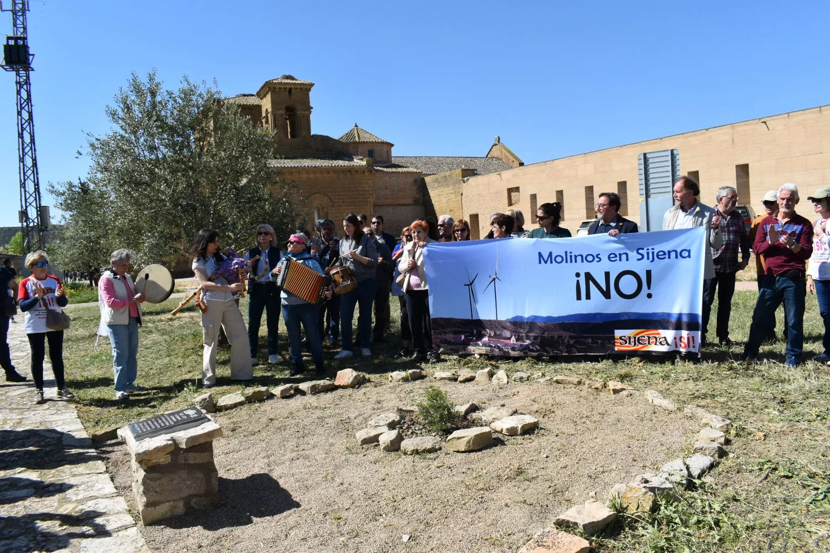 Protesta contra la instalación de molinos que amenazan la belleza paisajística del Real Monasterio de Sijena.