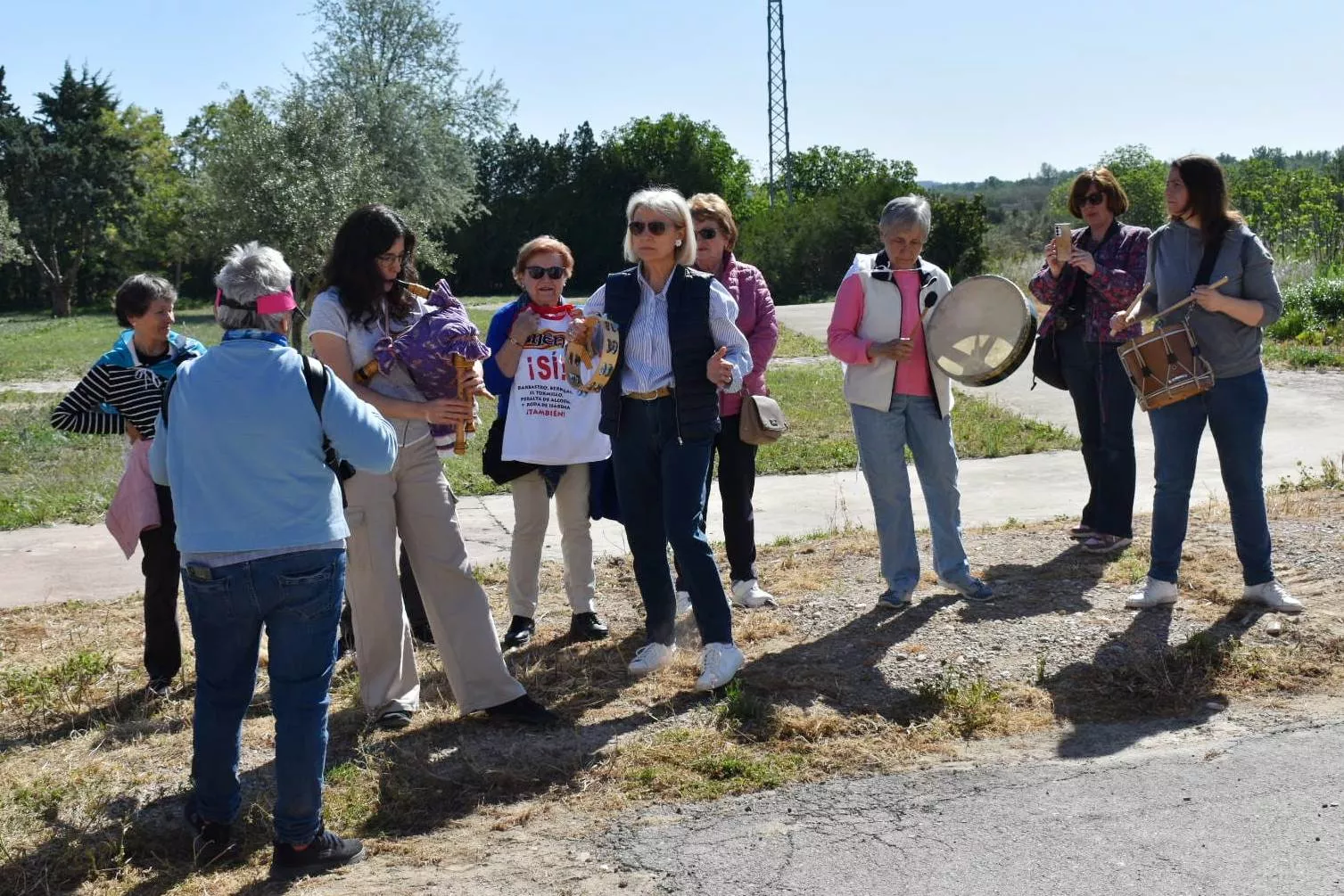 Protesta contra la instalación de molinos que amenazan la belleza paisajística del Real Monasterio de Sijena.