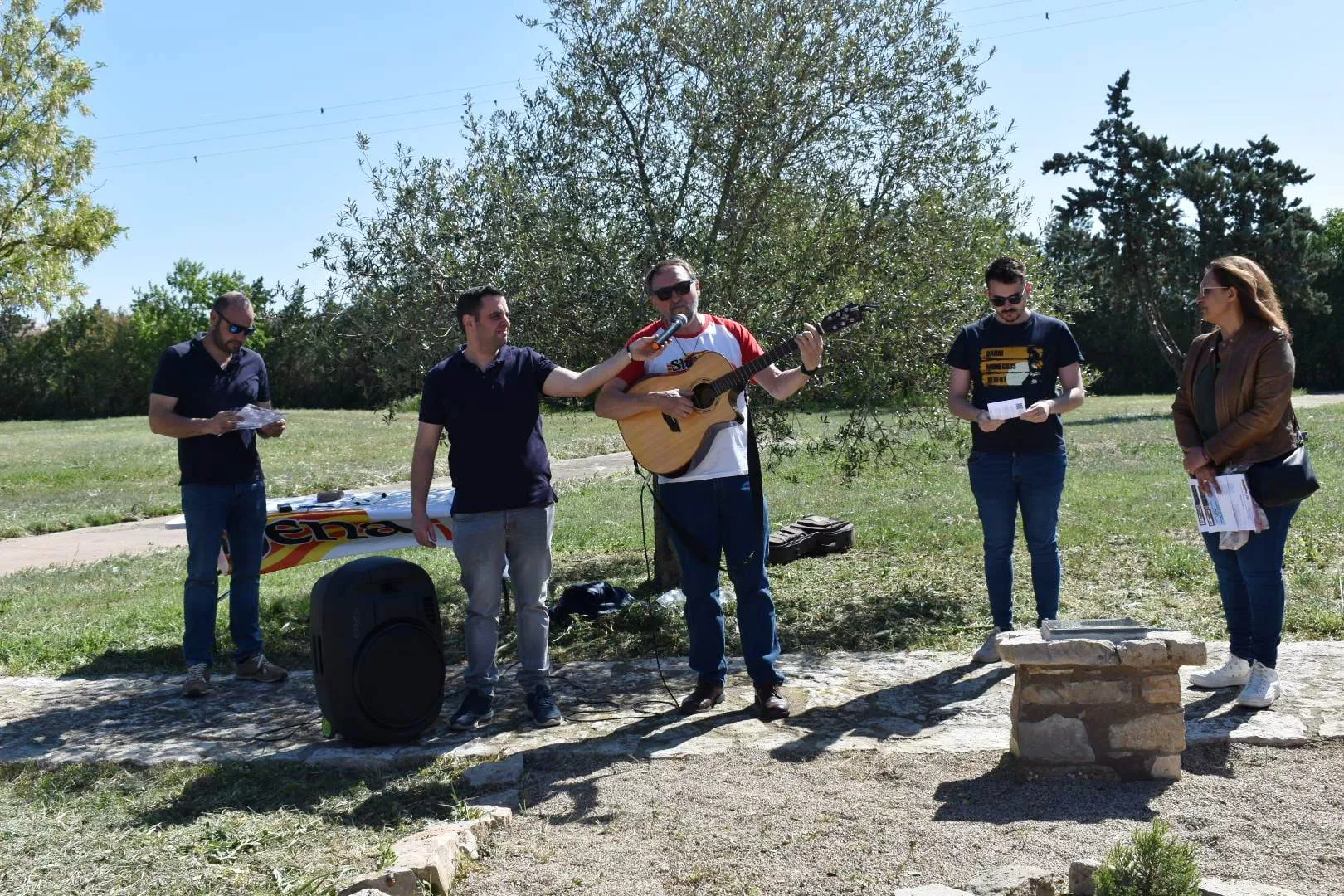 Protesta contra la instalación de molinos que amenazan la belleza paisajística del Real Monasterio de Sijena.