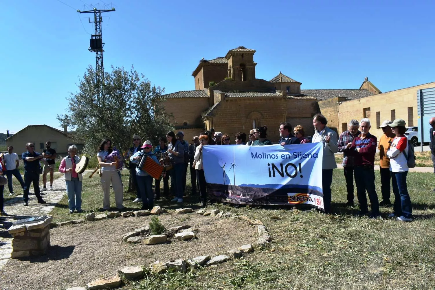 Protesta contra la instalación de molinos que amenazan la belleza paisajística del Real Monasterio de Sijena.