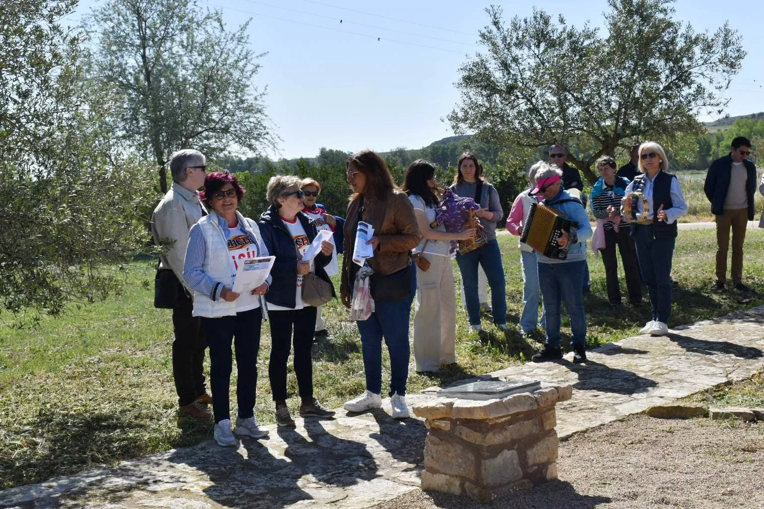 Protesta contra la instalación de molinos que amenazan la belleza paisajística del Real Monasterio de Sijena.