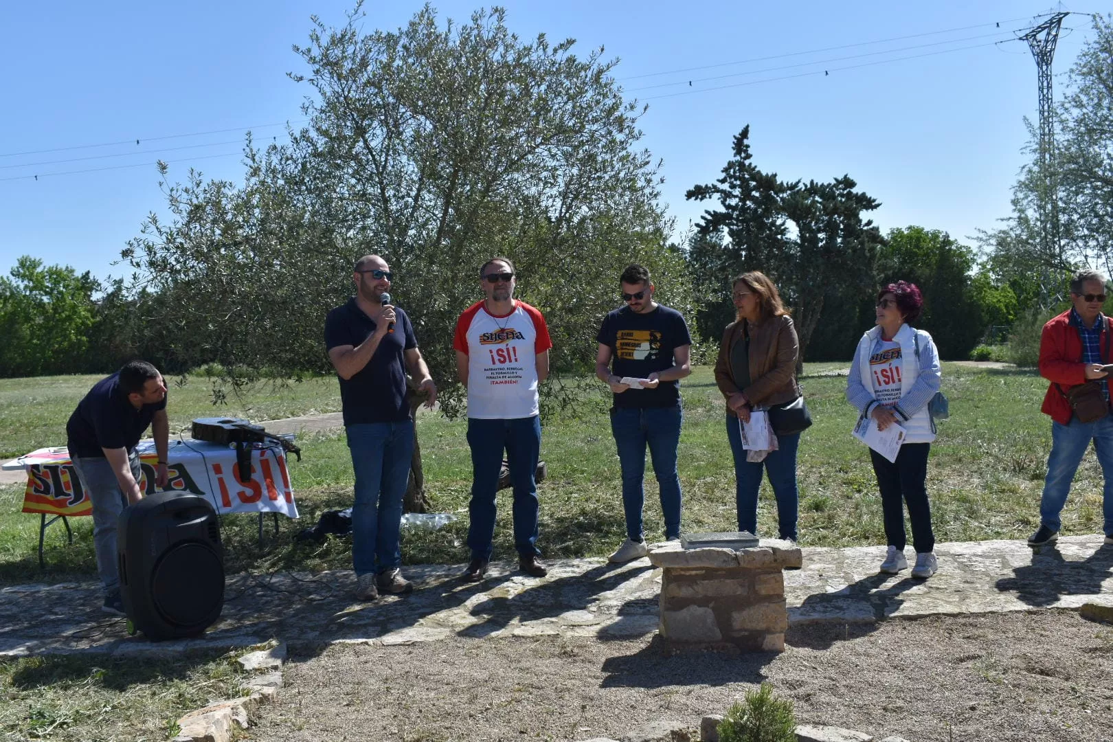 Protesta contra la instalación de molinos que amenazan la belleza paisajística del Real Monasterio de Sijena.