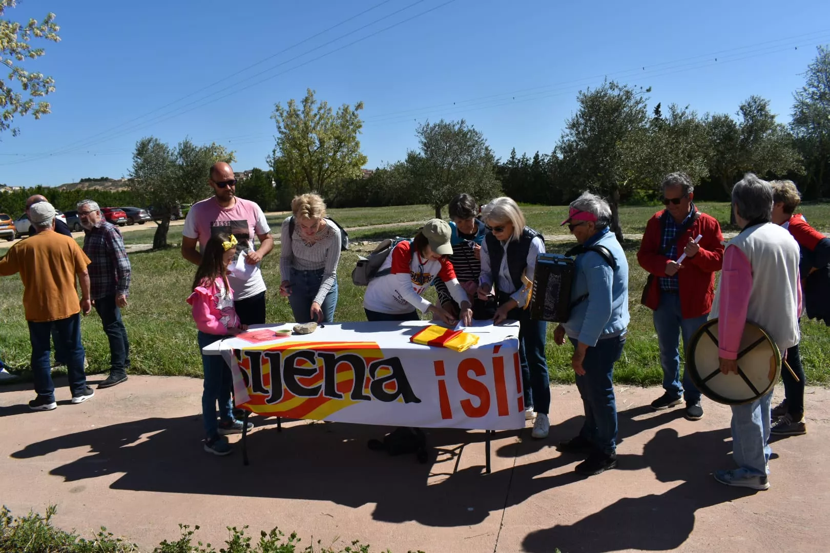 Protesta contra la instalación de molinos que amenazan la belleza paisajística del Real Monasterio de Sijena.