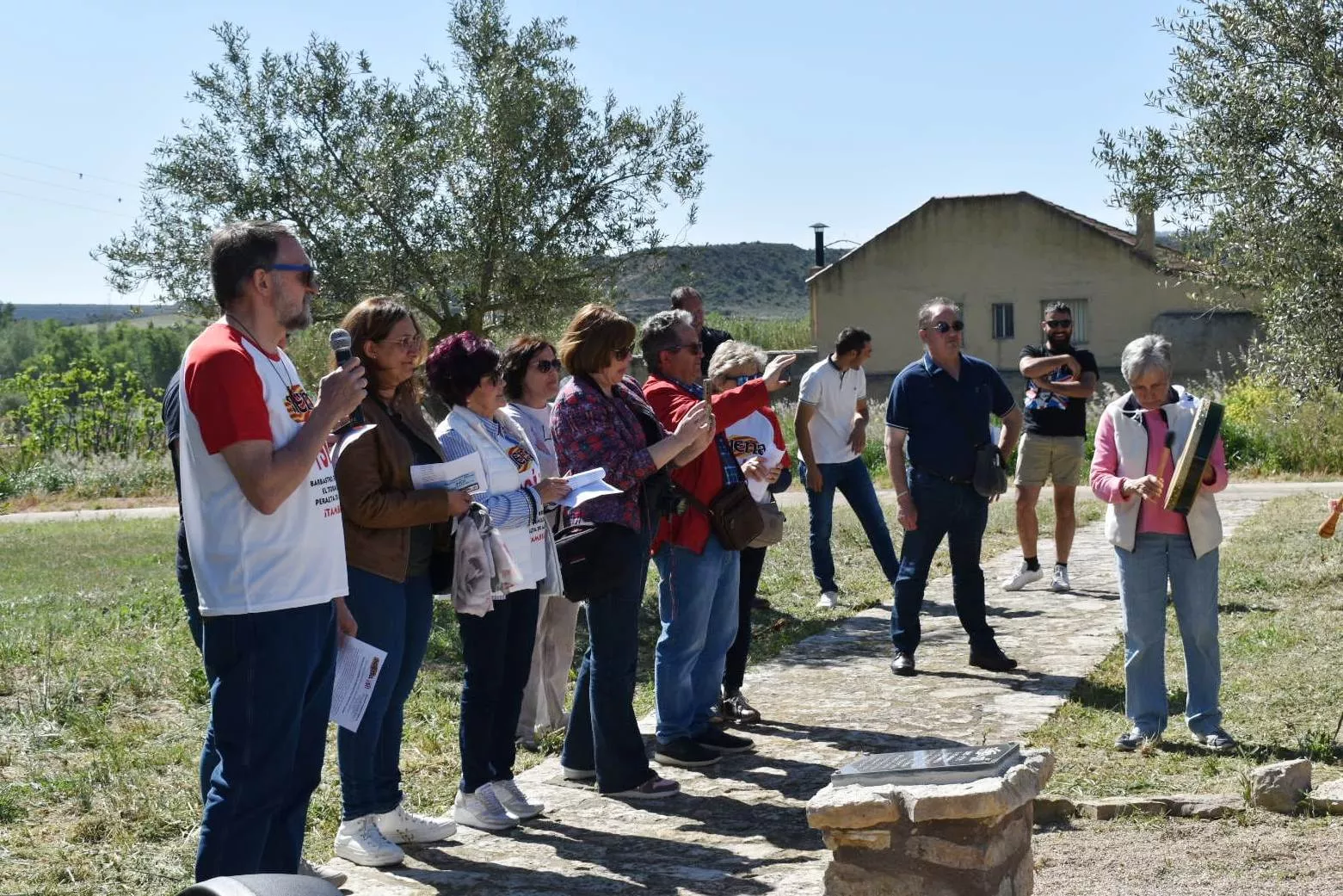 Protesta contra la instalación de molinos que amenazan la belleza paisajística del Real Monasterio de Sijena.