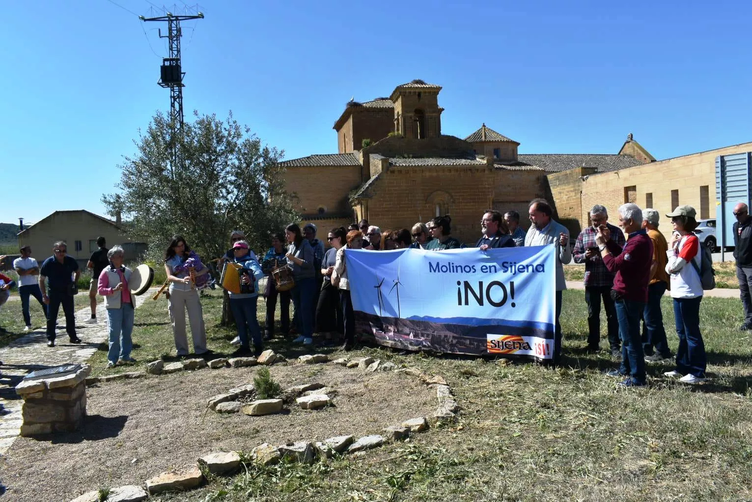 Protesta contra la instalación de molinos que amenazan la belleza paisajística del Real Monasterio de Sijena.