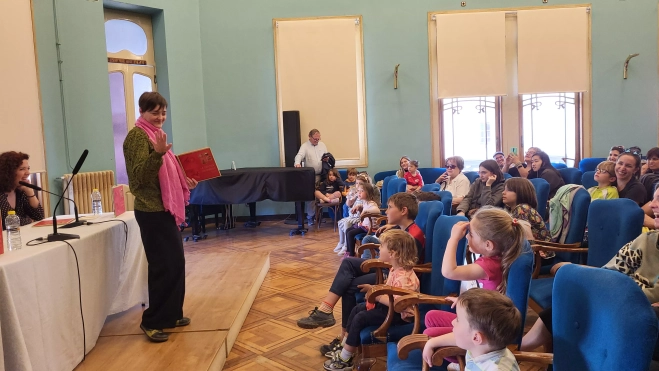 Sandra Araguás durante la presentación de "La cartica coloradica". Sandra Araguás durante la presentación de "La cartica coloradica".