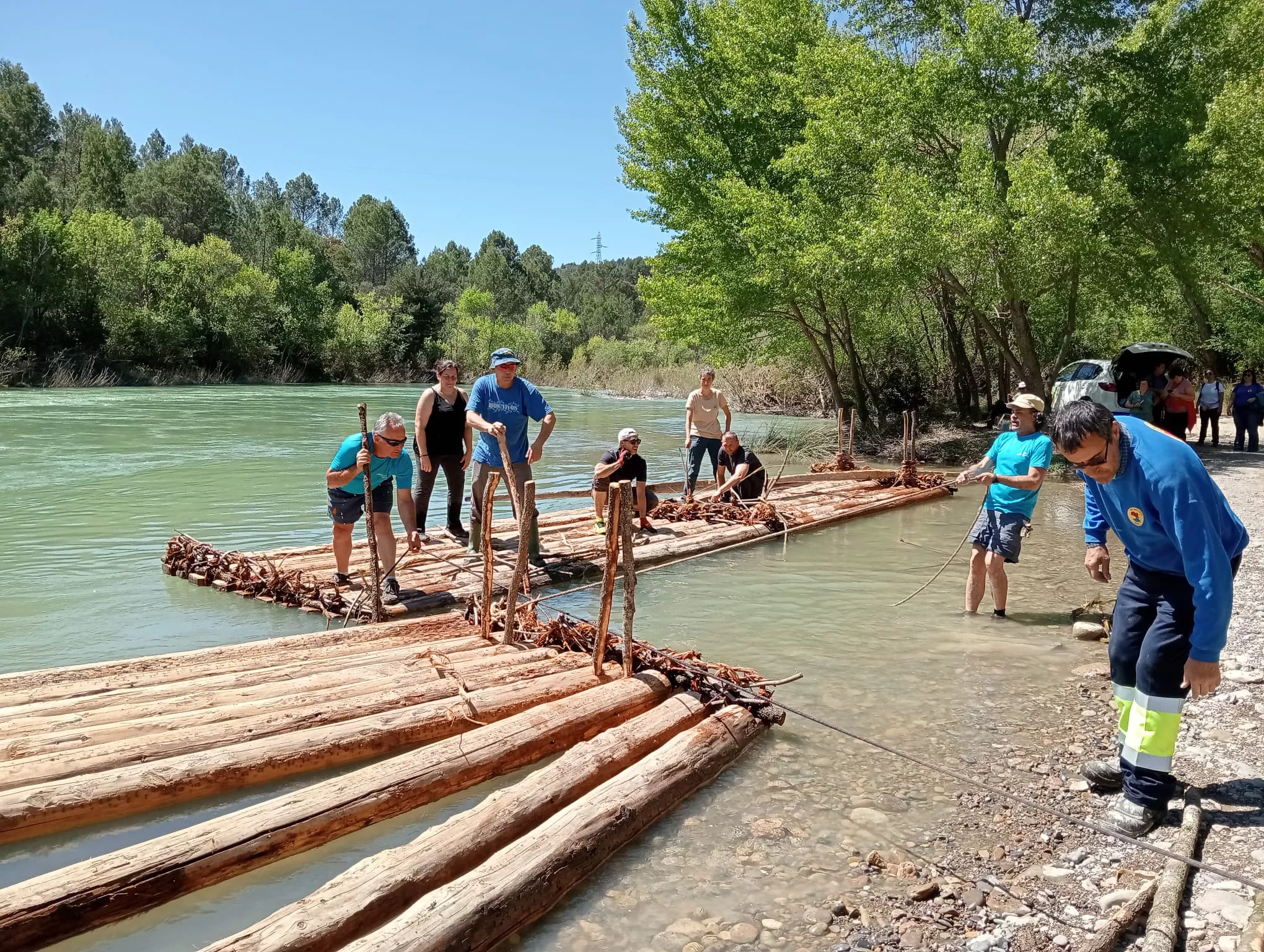 Las nabatas ya están en el agua tras los trabajos desarrollados este sábado en la playa de Murillo de Gállego.