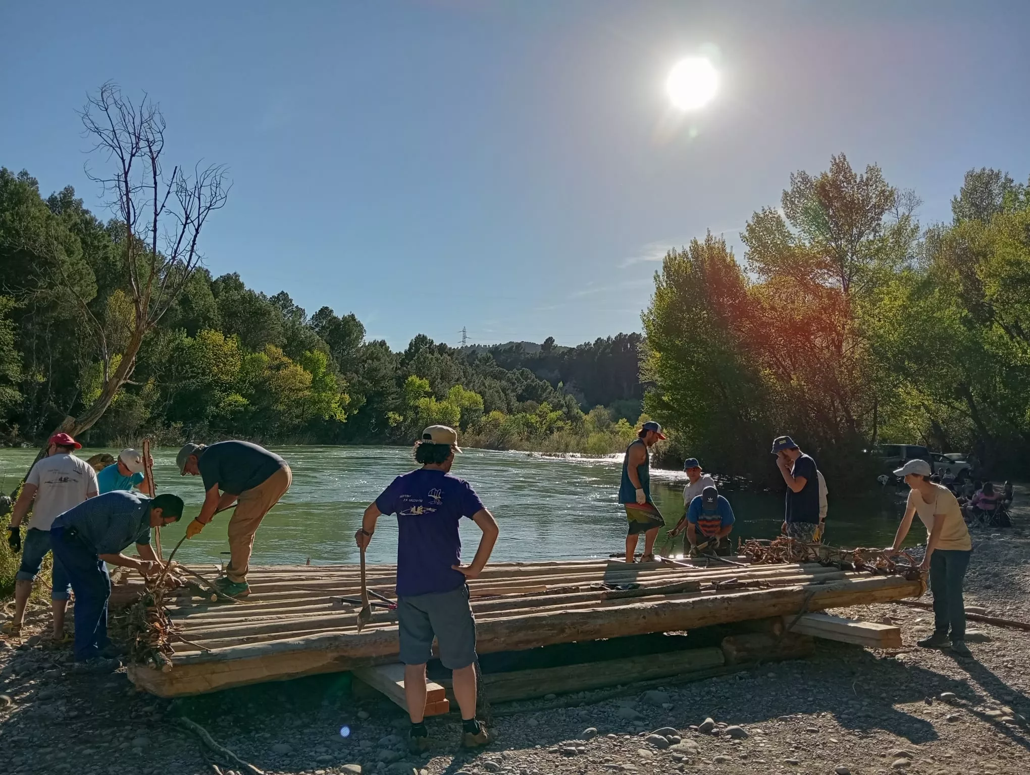 Construcción de las nabatas para el 20 aniversario del descenso del Gállego.