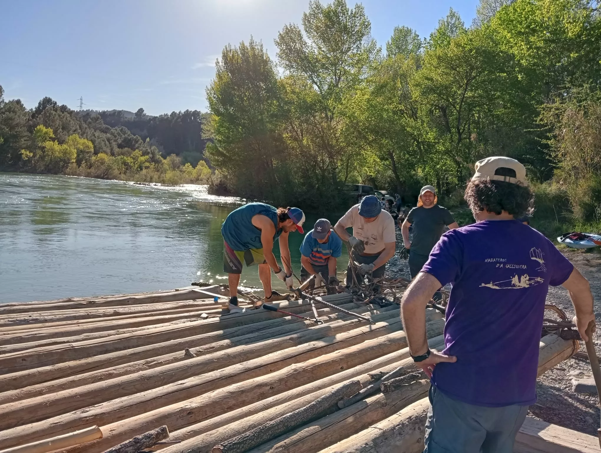 Construcción de las nabatas para el 20 aniversario del descenso del Gállego.