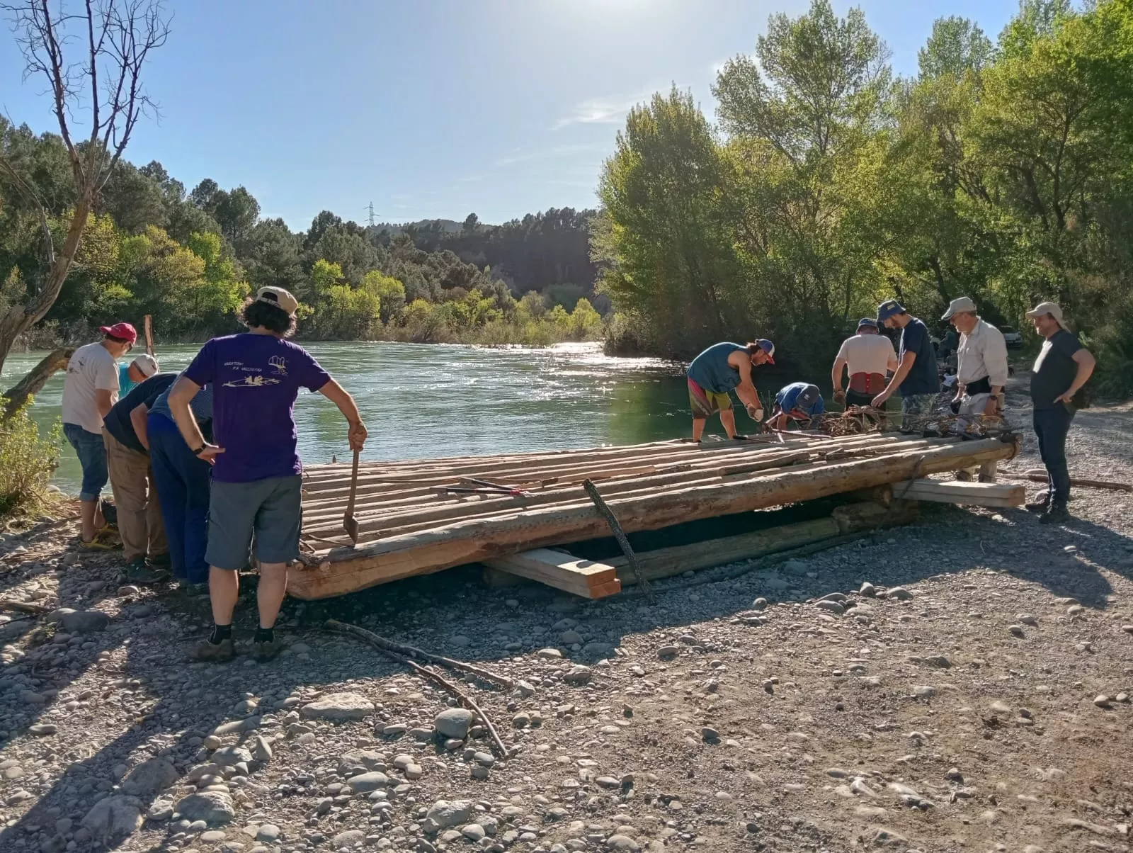 Construcción de las nabatas para el 20 aniversario del descenso del Gállego.