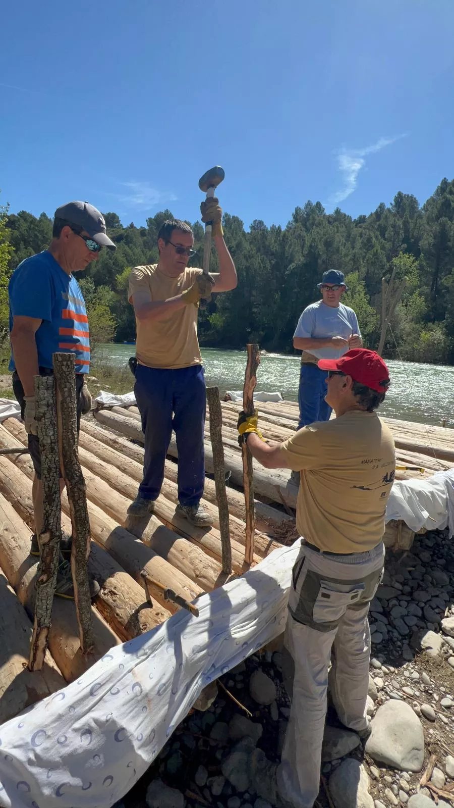 Construcción de las nabatas para el 20 aniversario del descenso del Gállego.