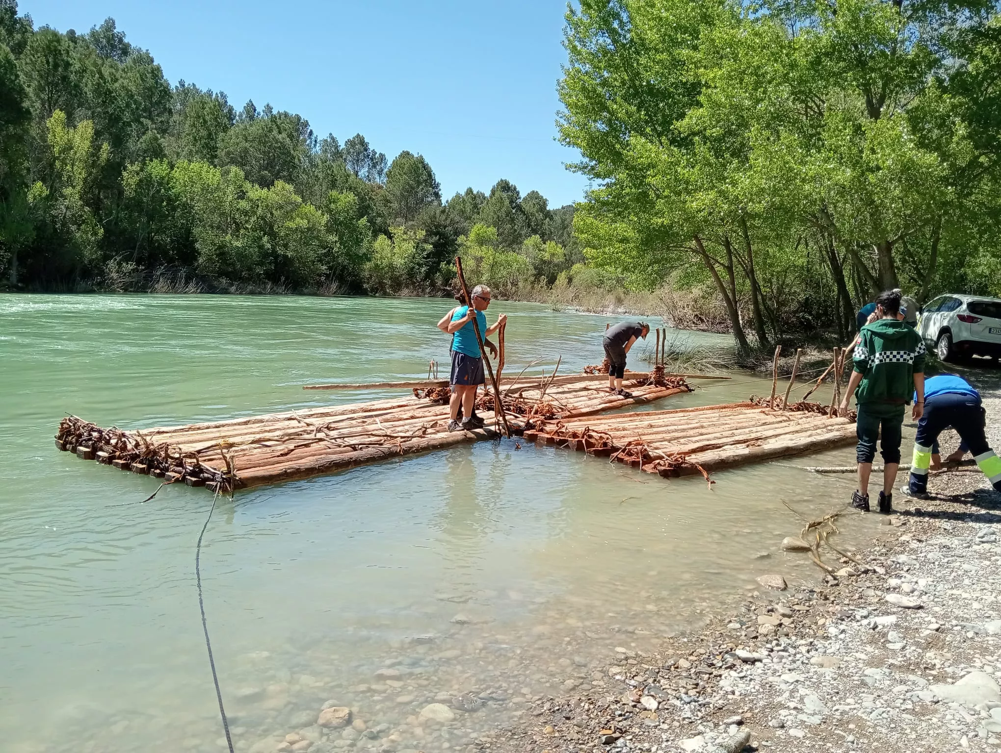 Construcción de las nabatas para el 20 aniversario del descenso del Gállego.