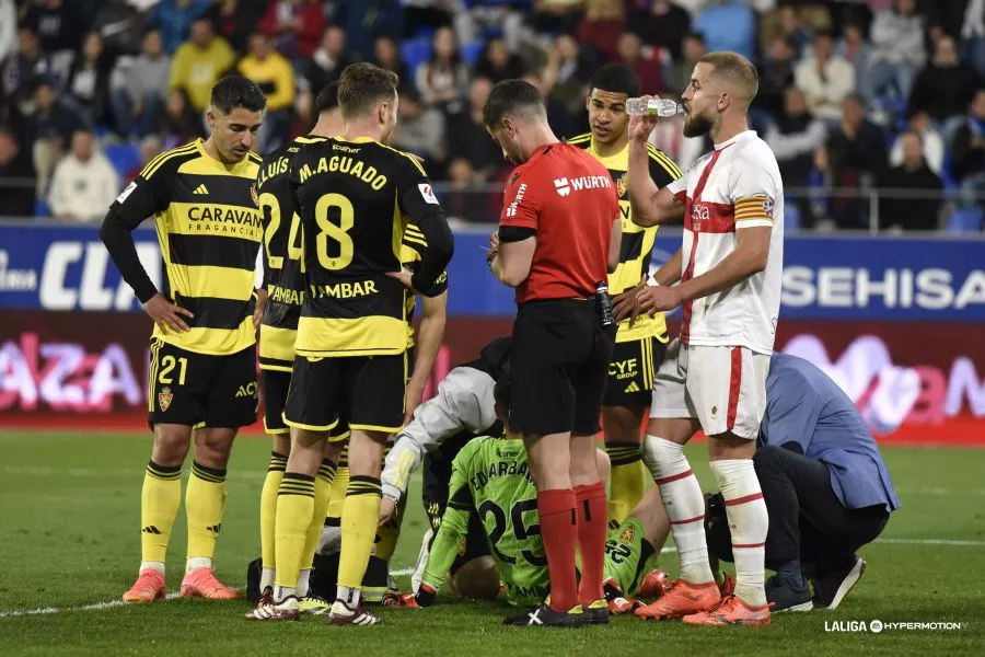 Ávalos Barrera en el derbi que pitó ante el Real Zaragoza. Estos son los árbitros que se despiden de LaLiga Hypermotion.