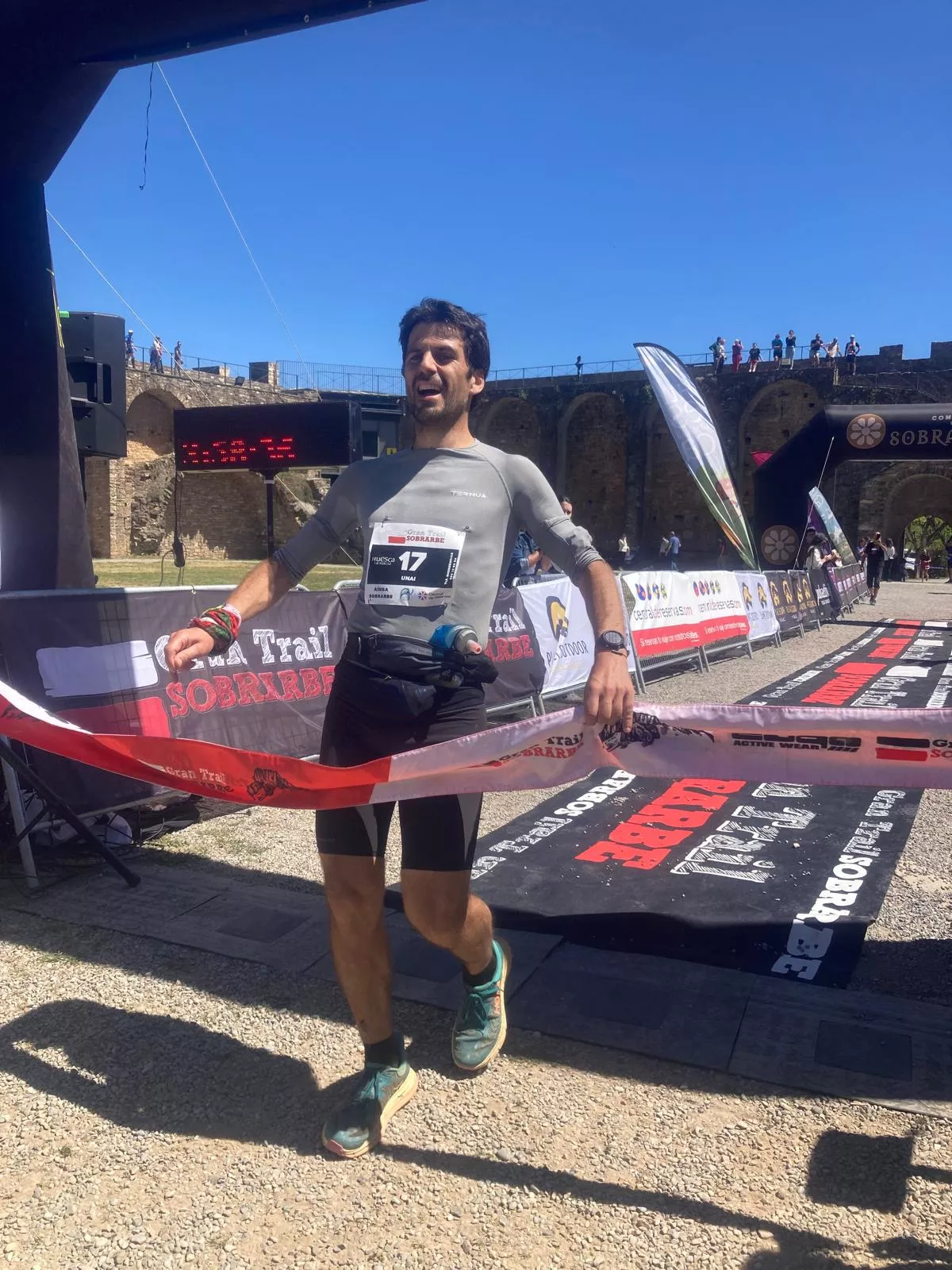 Unai Dorronsoro, el  ganador de la Gran Trail llegando a meta.