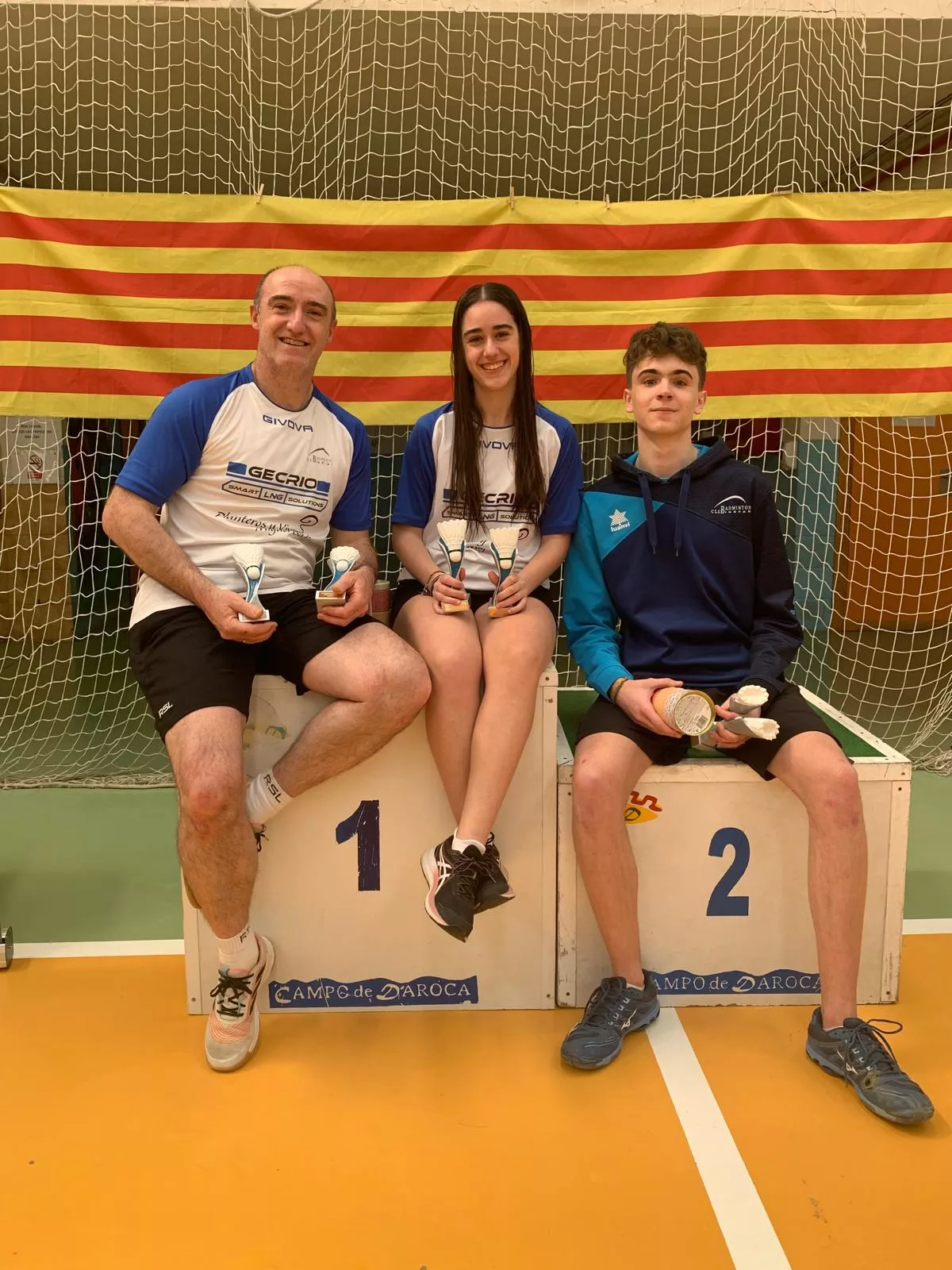 JUgadores de Binéfar con sus trofeos