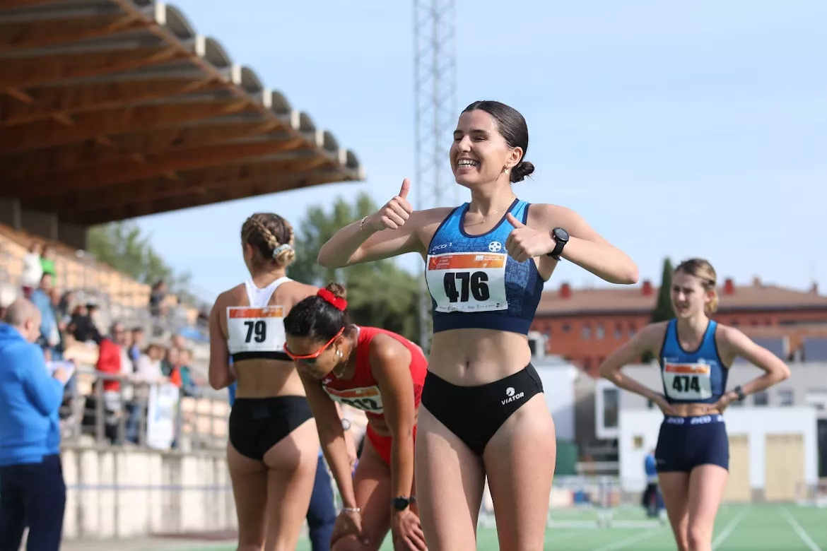 Eva Rico, feliz a su llegada a meta.