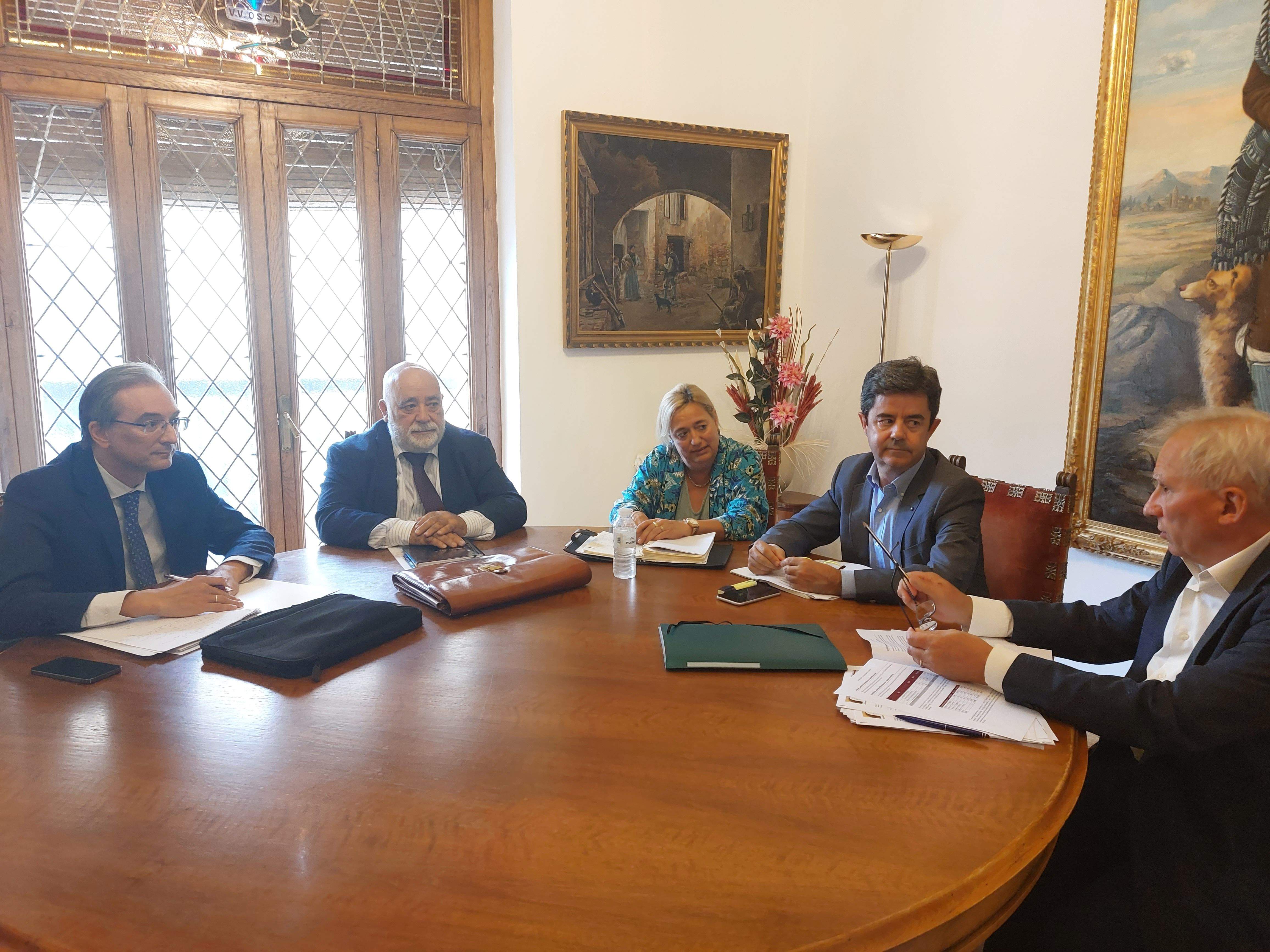 Reunión del alcalde de Huesca con responsables de operaciones de Renfe