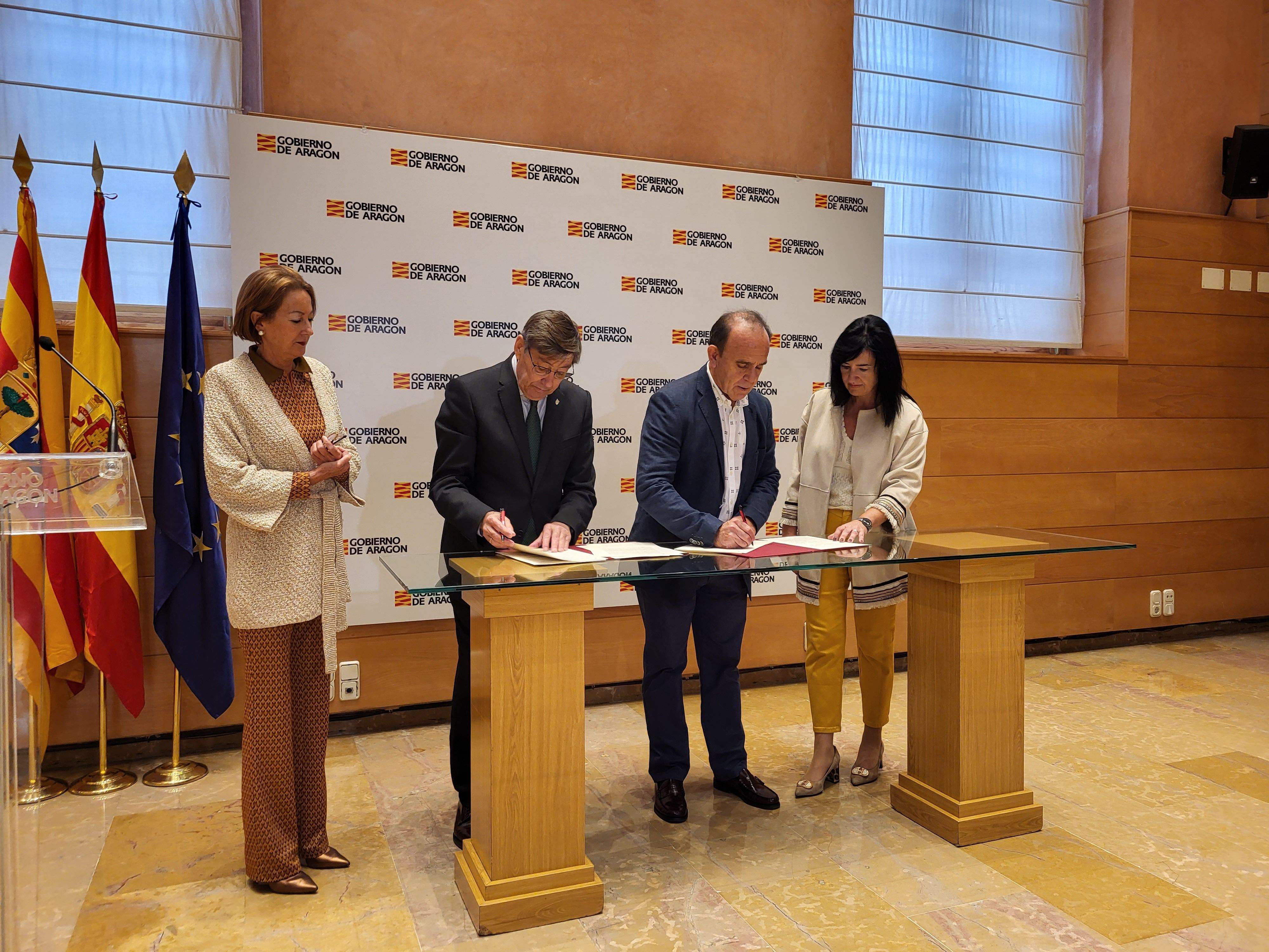 Aliaga y Salesa firman el convenio que da luz verde a la telecabina entre Astún y Candanchú