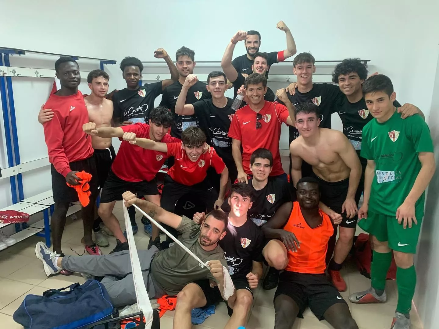 El Barbastro Somontano celebra su clasificación para el playoff de ascenso a Primera Regional.