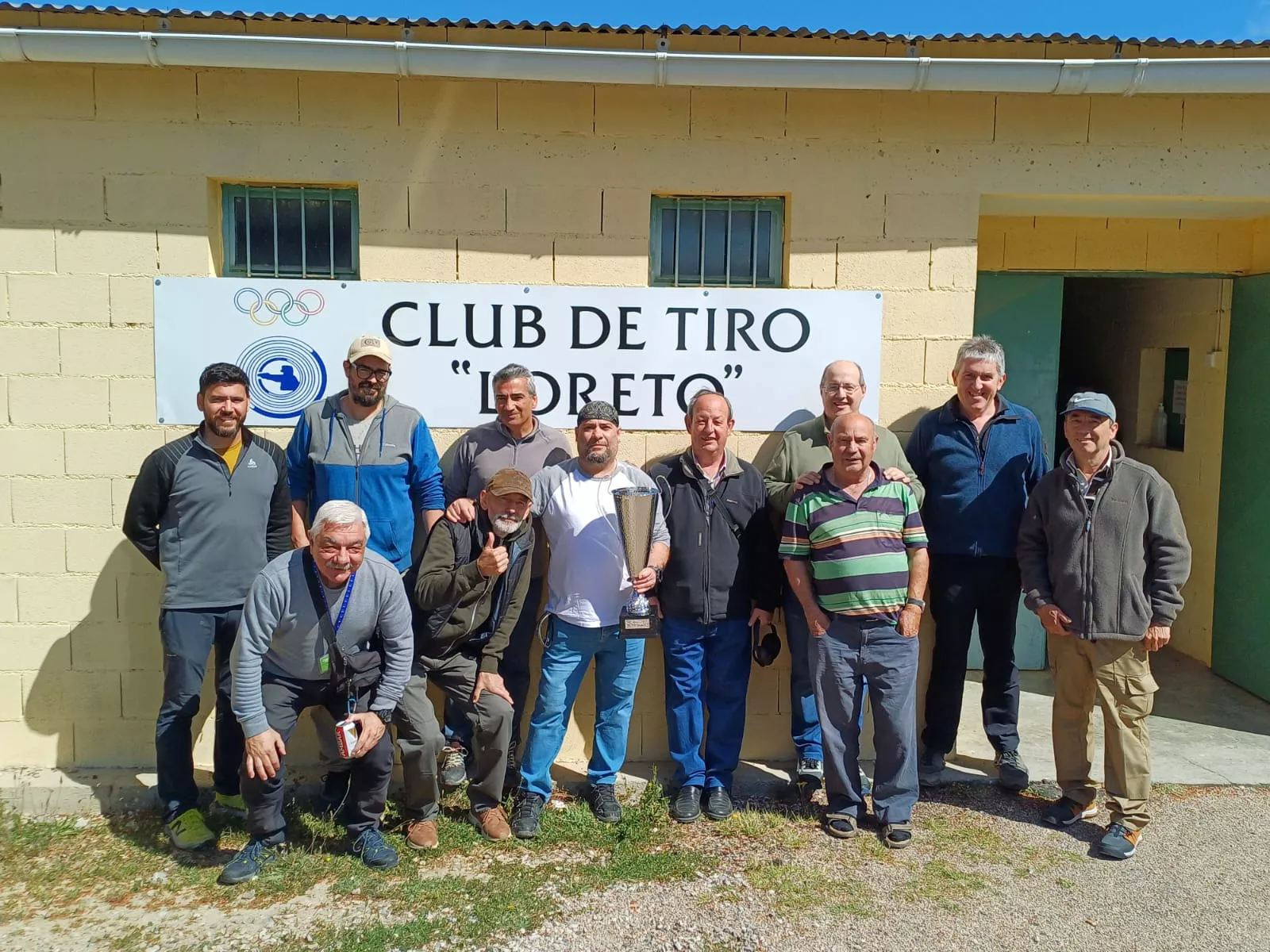 Foto de familia de los participantes.