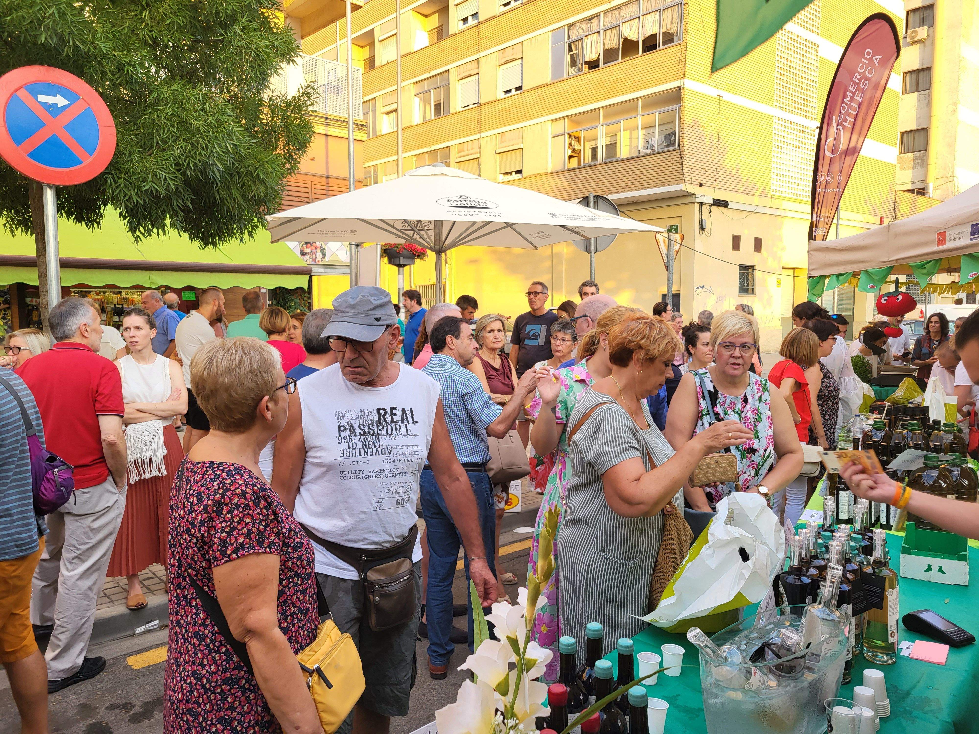 Fiesta del tomate rosa en el Barrio del Perpetuo Socorro de Huesca