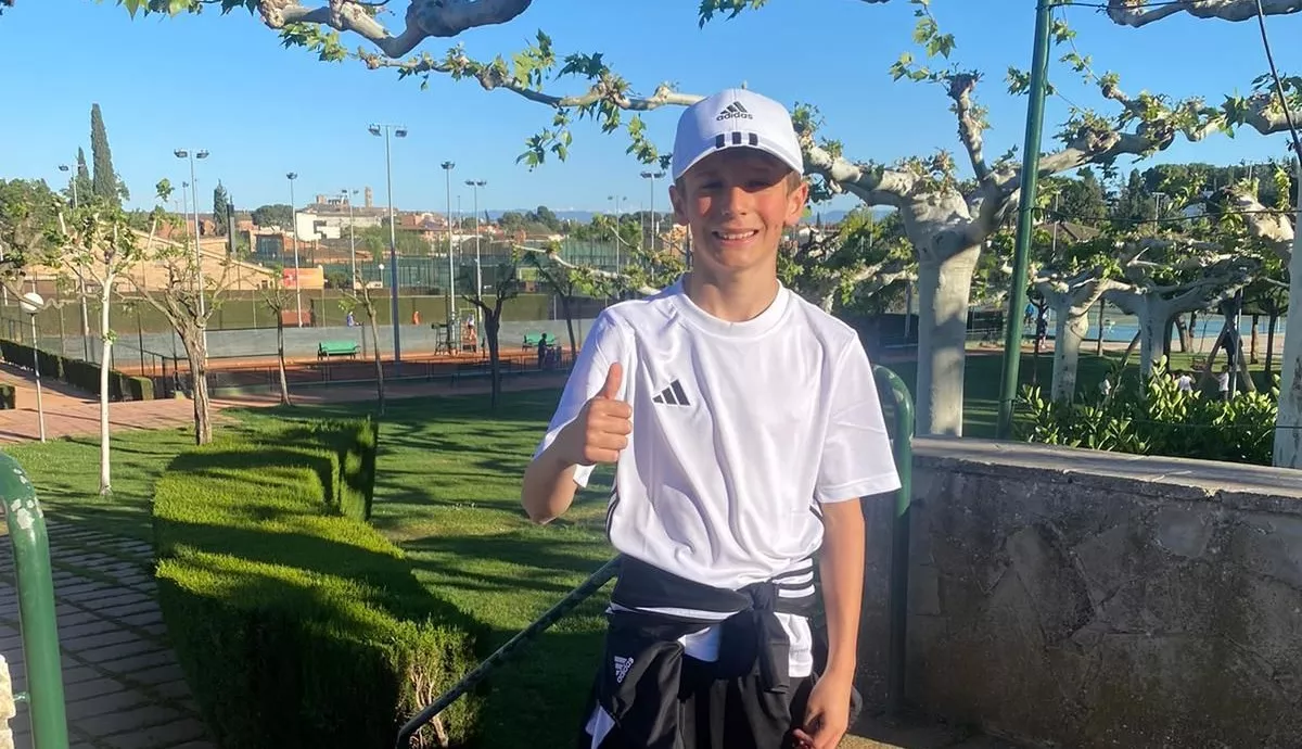 El benjamín Álvaro Mas, feliz tras su campeonato.