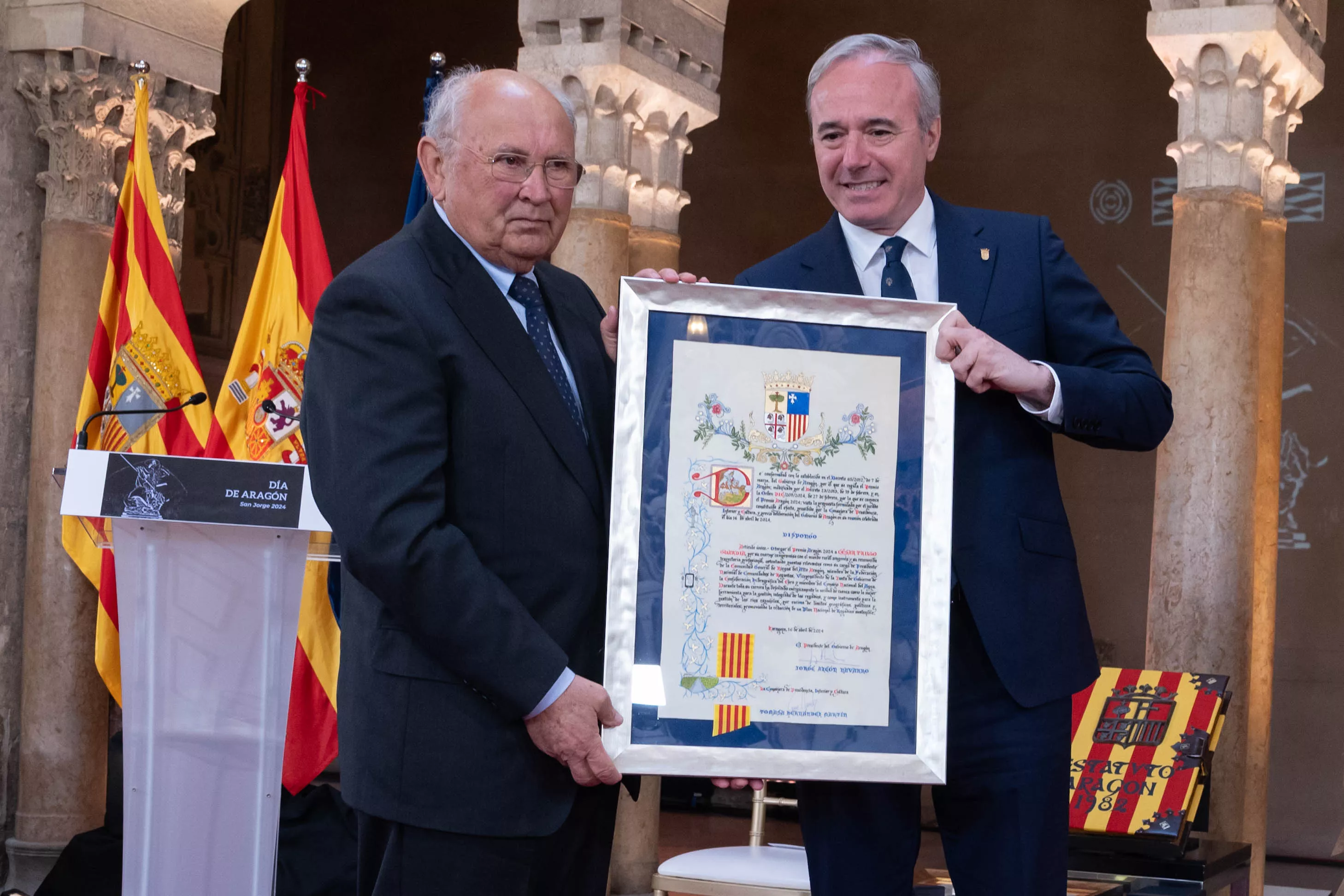 César Trillo recibe el Premio Aragón 2024 de manos de Jorge Azcón.