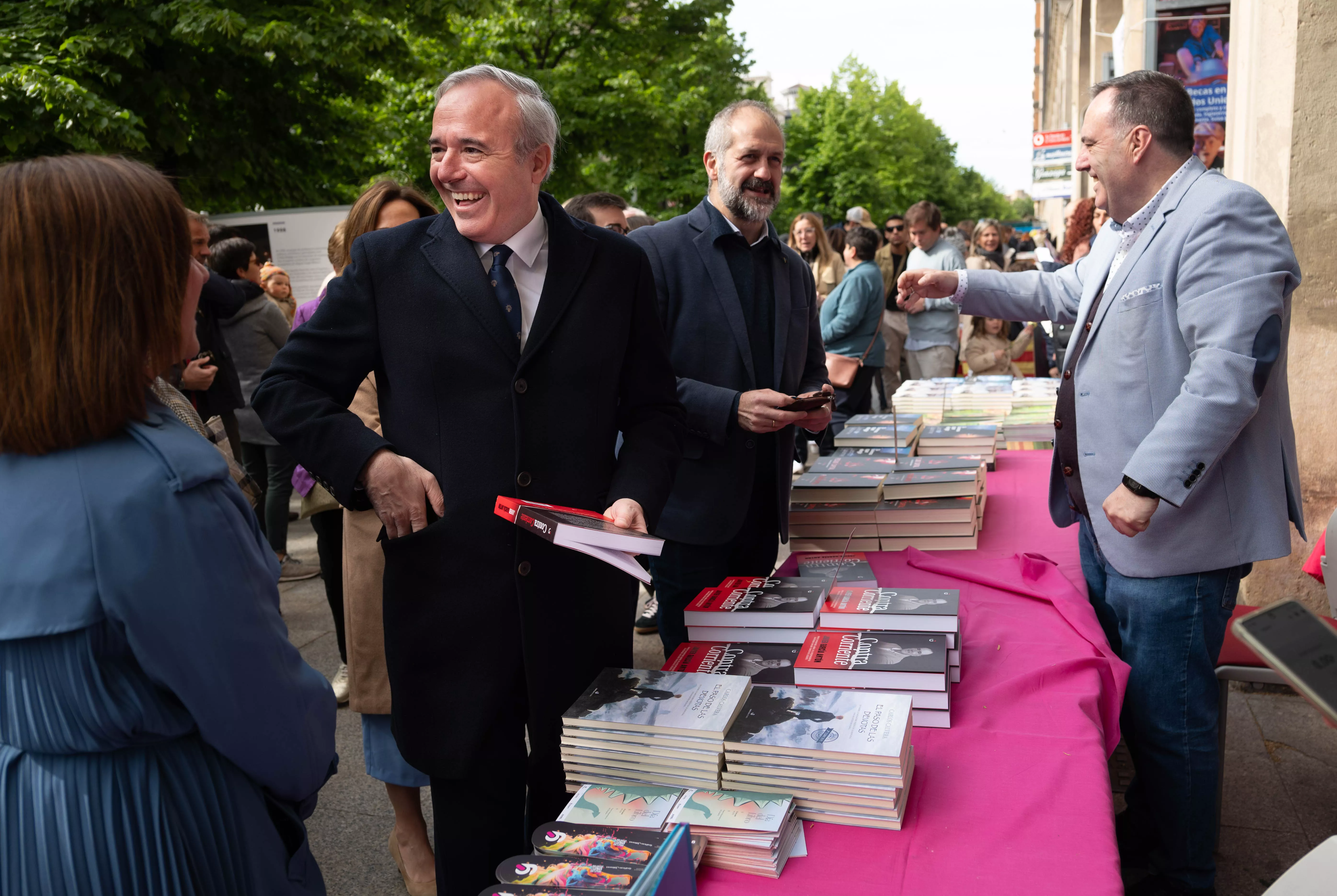 Azcón participa en el Día del Libro en Zaragoza.