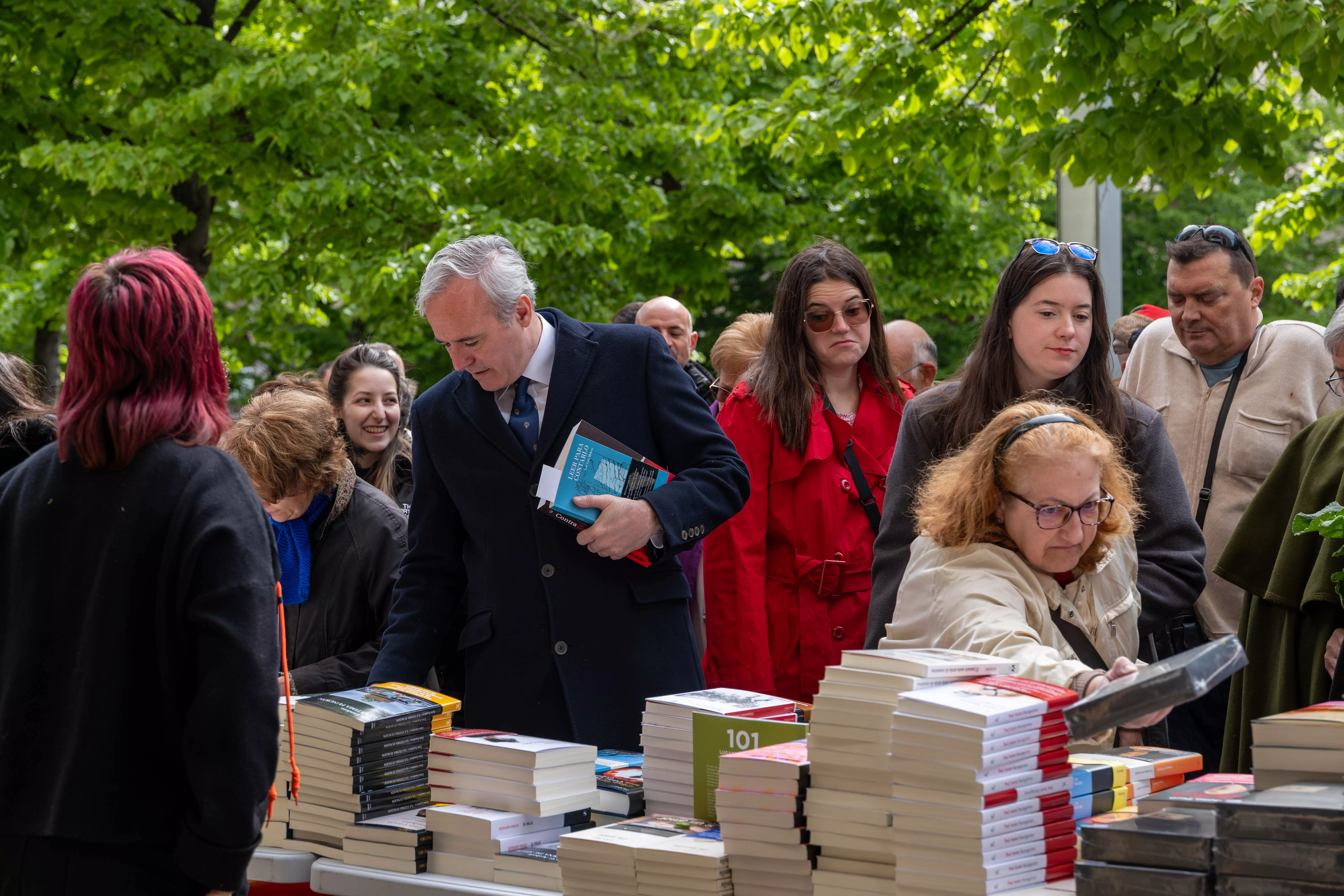 Azcón participa en el Día del Libro en Zaragoza.