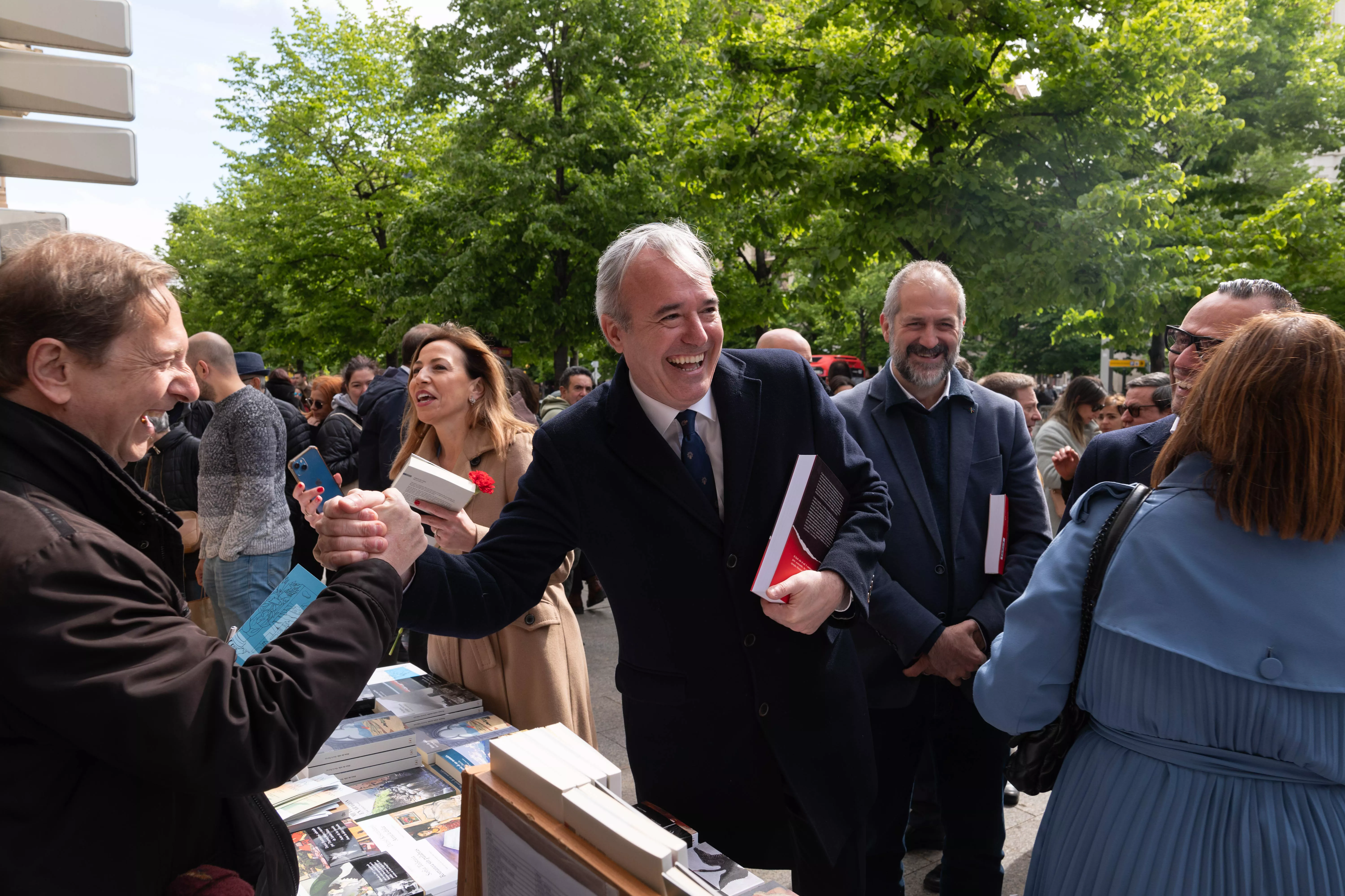 Azcón participa en el Día del Libro en Zaragoza.