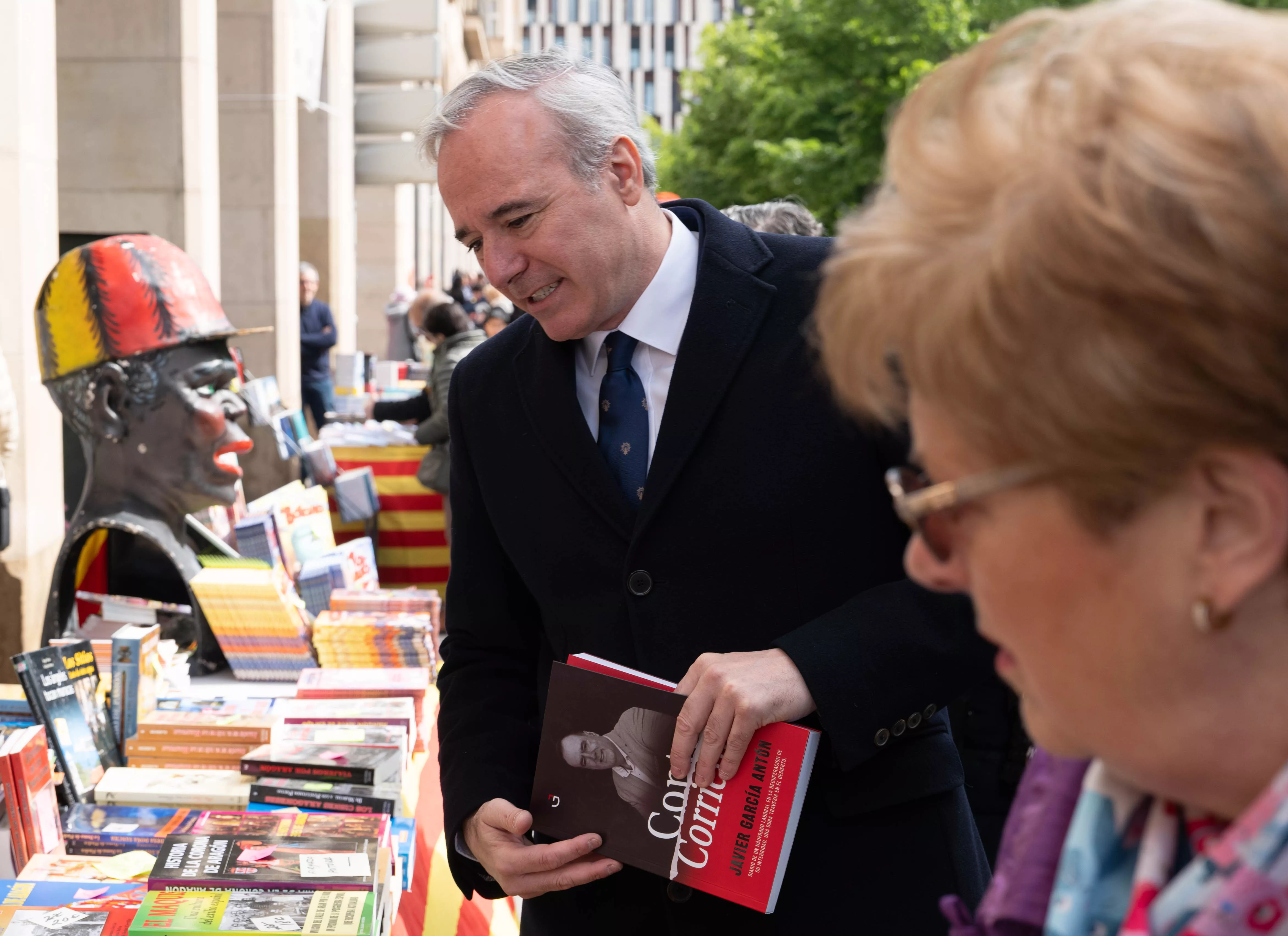 Azcón participa en el Día del Libro en Zaragoza.