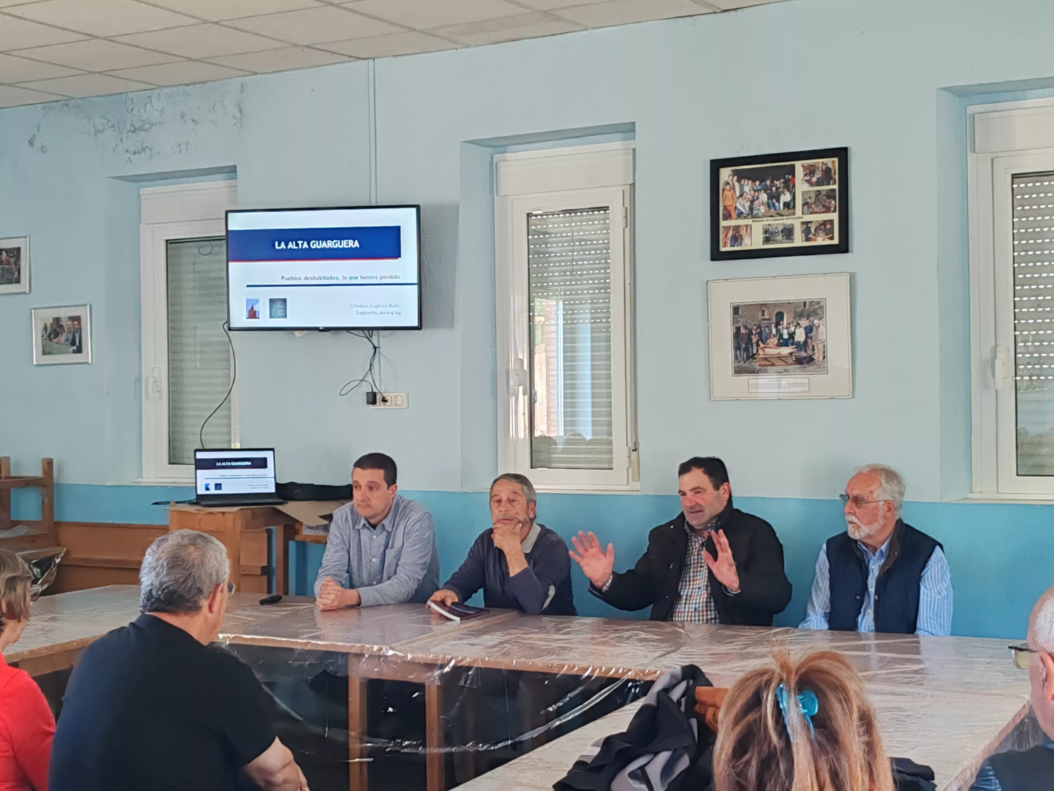 Cristian Laglera durante la presentación de su libro con el Valle del Guarga