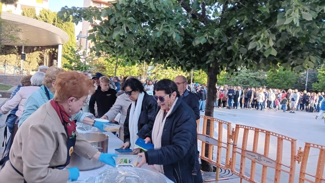 Reparto del tradicional "Recao" en Binéfar. Reparto del tradicional "Recao" en Binéfar.