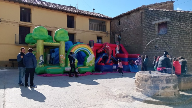 Hinchables el día de San Jorge en el pueblo de Erés. Hinchables el día de San Jorge en el pueblo de Erés.