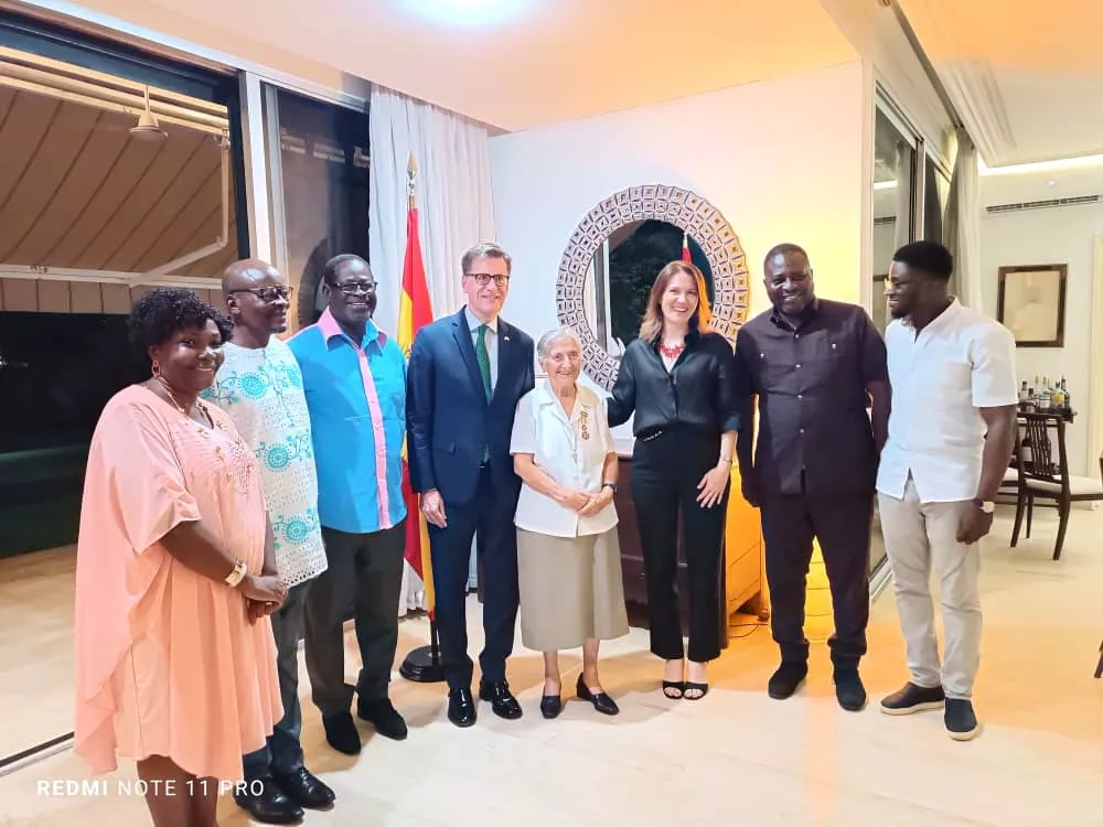 Sor María María Teresa Añaños Colón en la entrega de la Medalla de Honor de Isabel La Católica en la embajada en Costa de Marfil