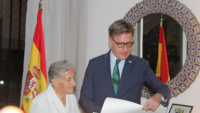 Sor María Teresa con Rafael Soriano, embajador en Costa de Marfil