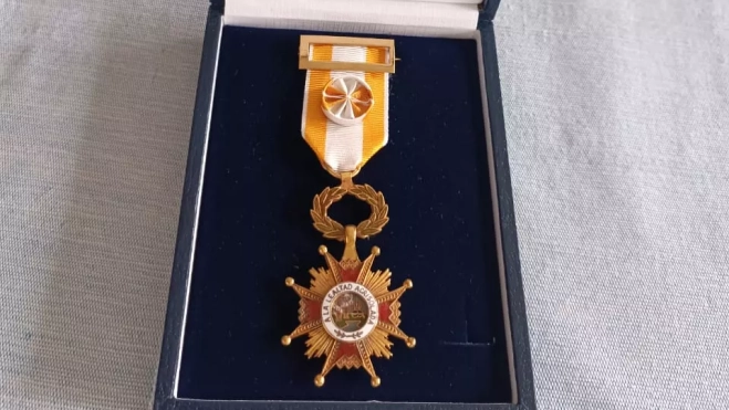 Medalla otorgada a María Teresa Añaños
