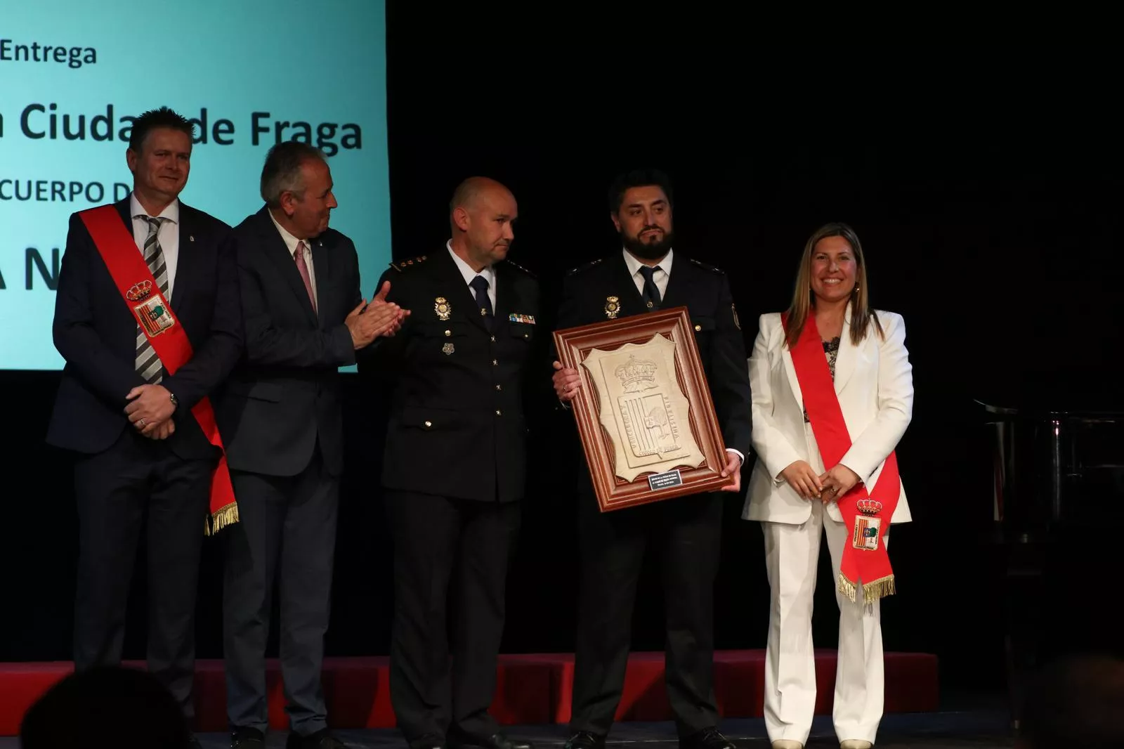 Entrega a la Policía Nacional el escudo de la ciudad por su 200 aniversario